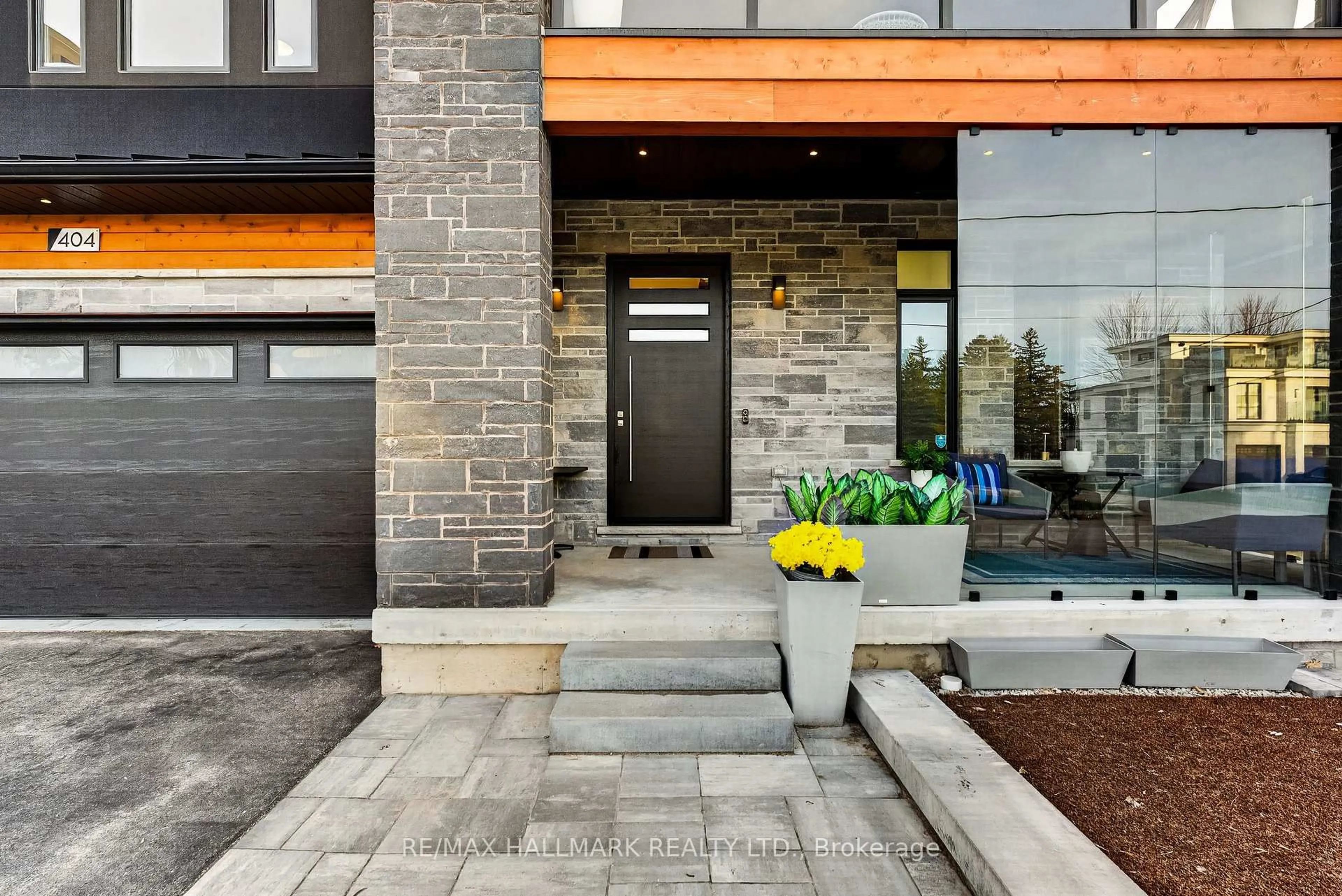 Indoor entryway for 404 Cox Mill Rd, Barrie Ontario L4N 3W9