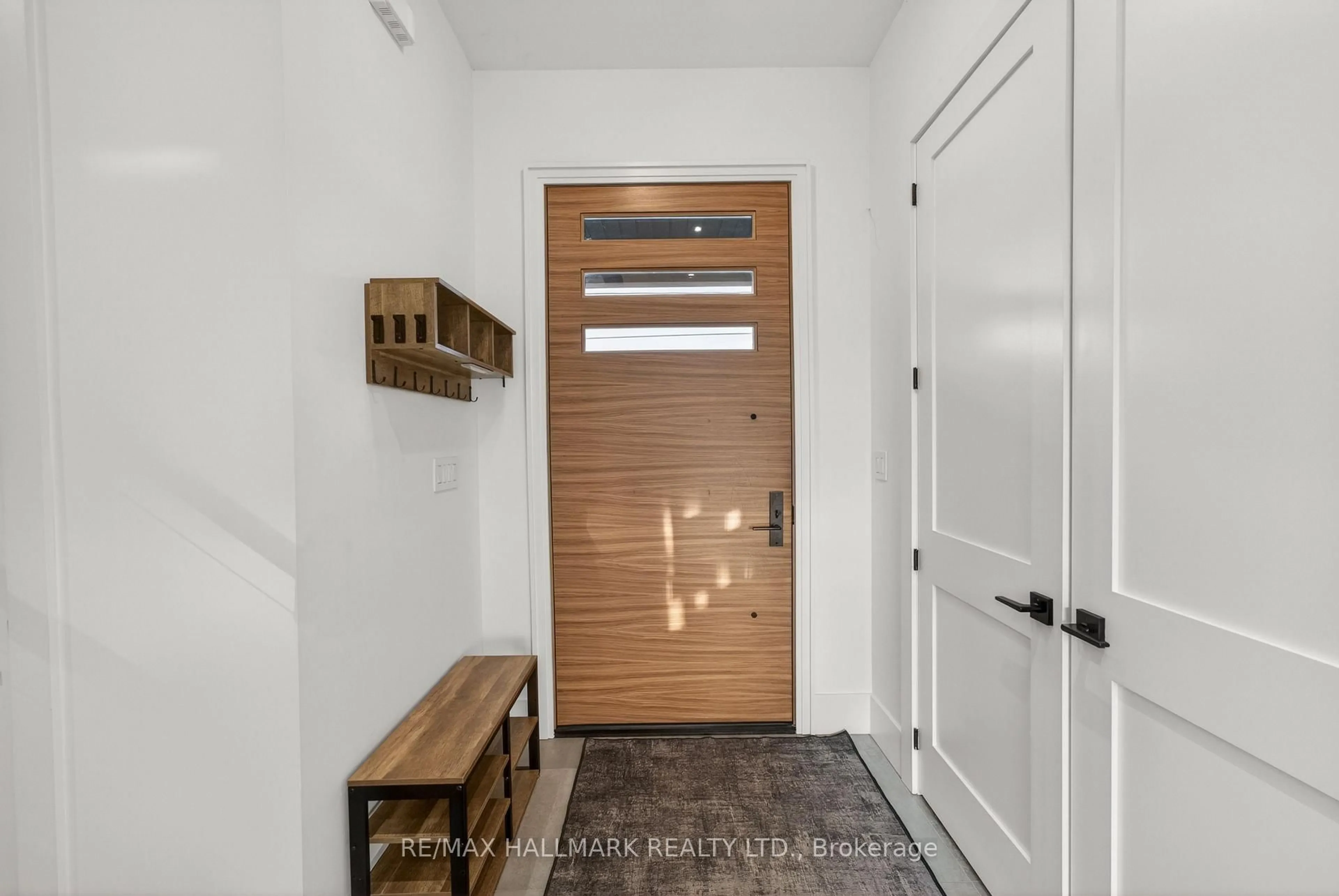 Indoor entryway for 404 Cox Mill Rd, Barrie Ontario L4N 3W9