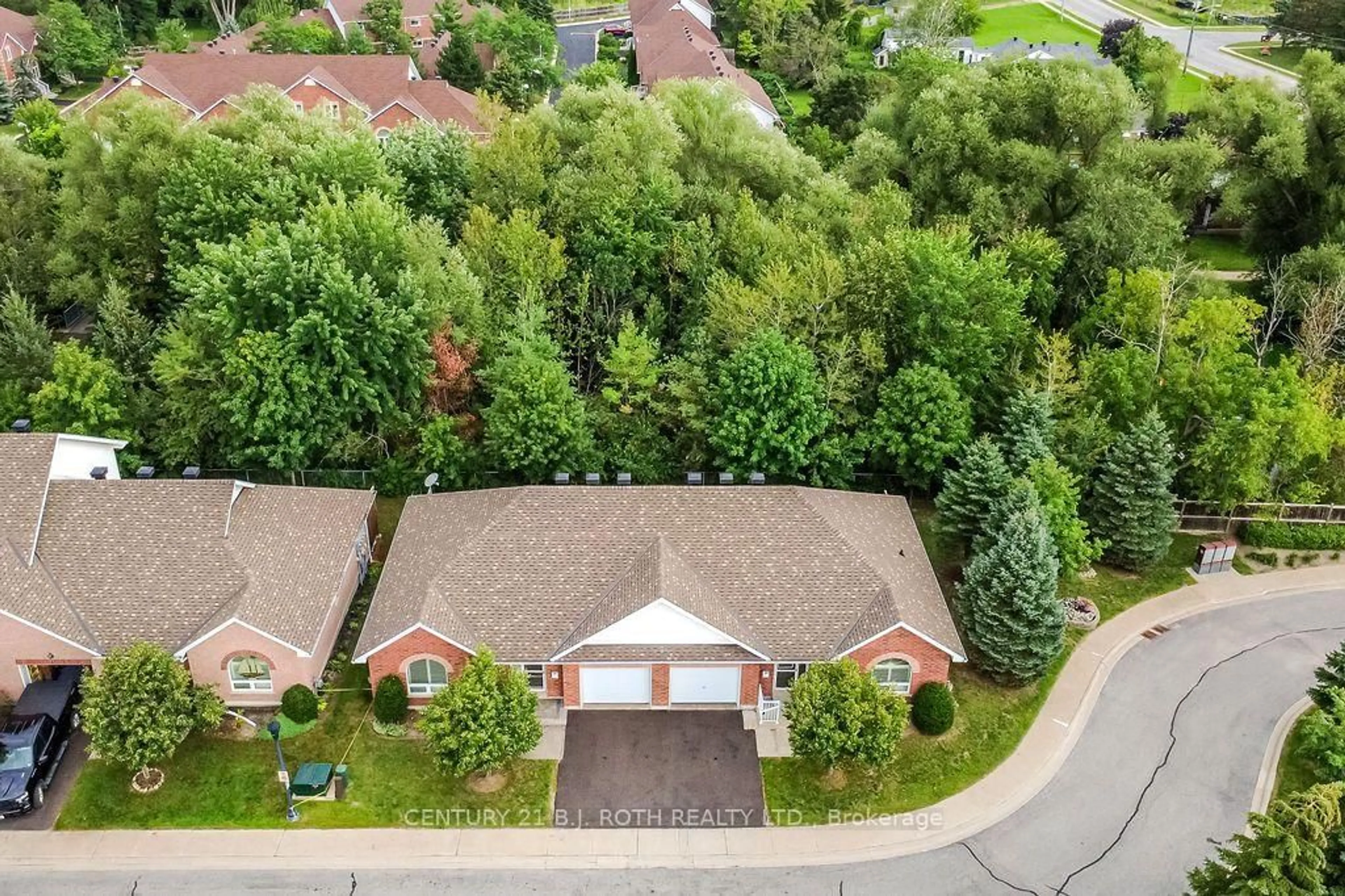 A pic from outside/outdoor area/front of a property/back of a property/a pic from drone, street for 318 LITTLE Ave #27, Barrie Ontario L4N 2Z6