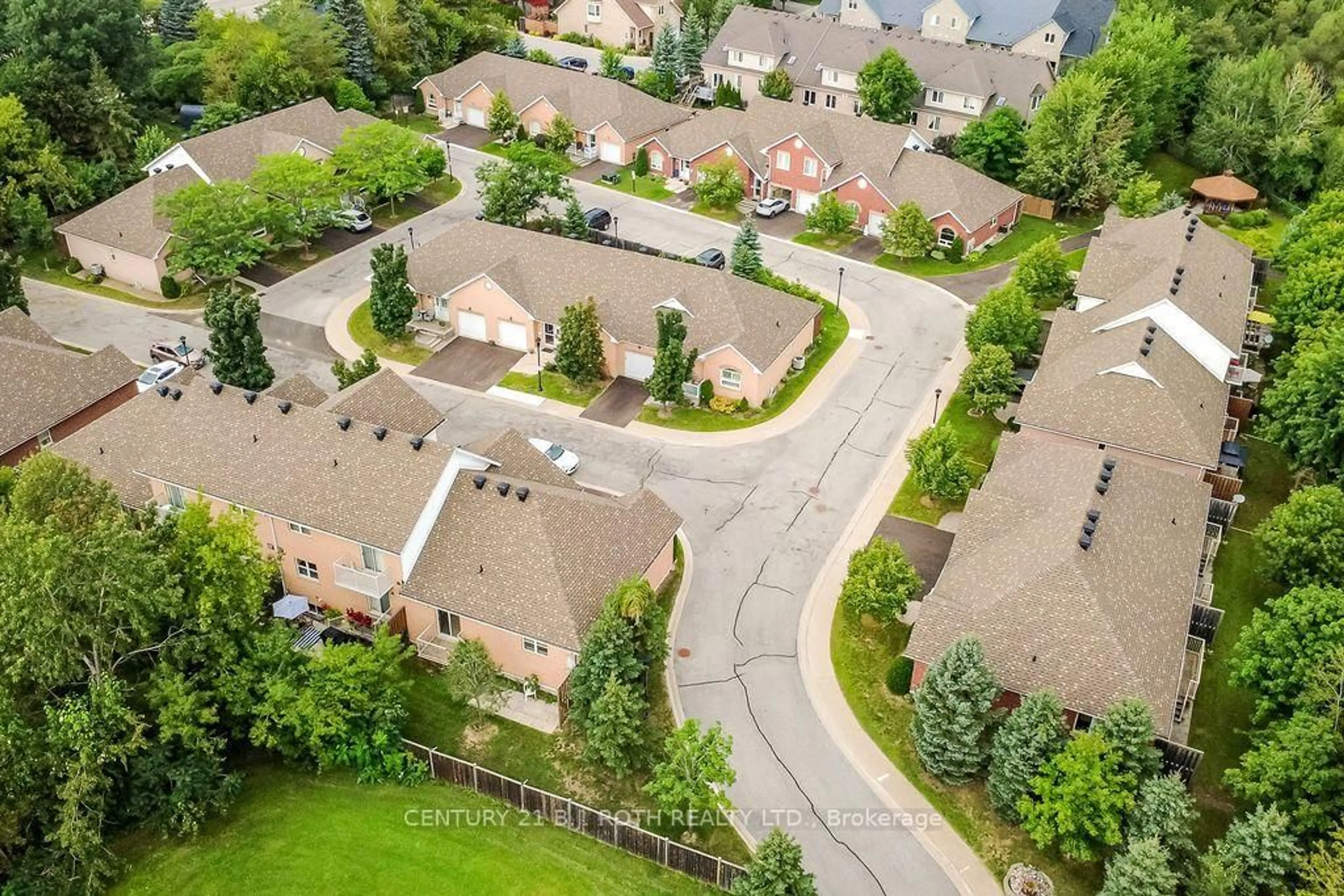 A pic from outside/outdoor area/front of a property/back of a property/a pic from drone, street for 318 LITTLE Ave #27, Barrie Ontario L4N 2Z6