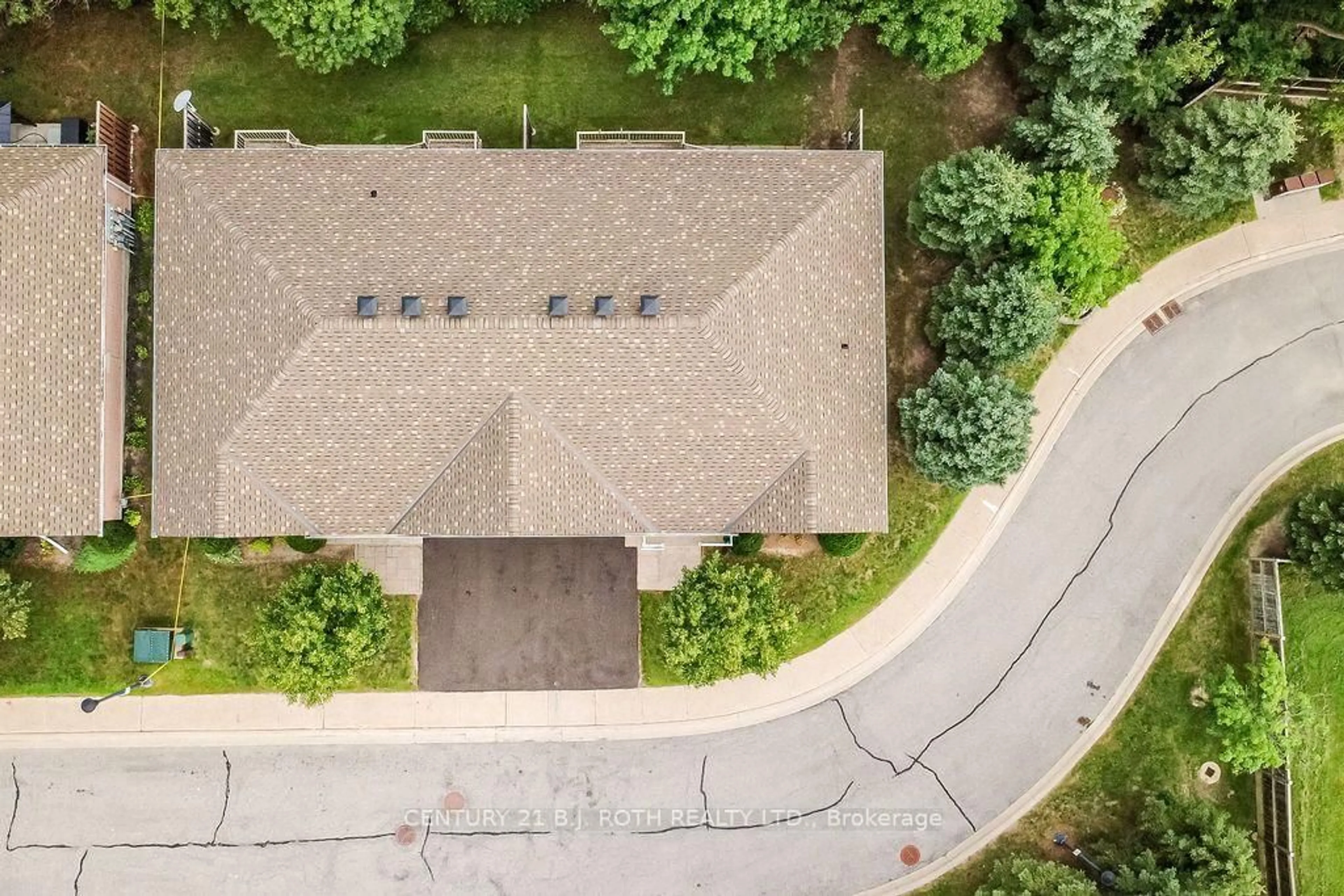 A pic from outside/outdoor area/front of a property/back of a property/a pic from drone, street for 318 LITTLE Ave #27, Barrie Ontario L4N 2Z6