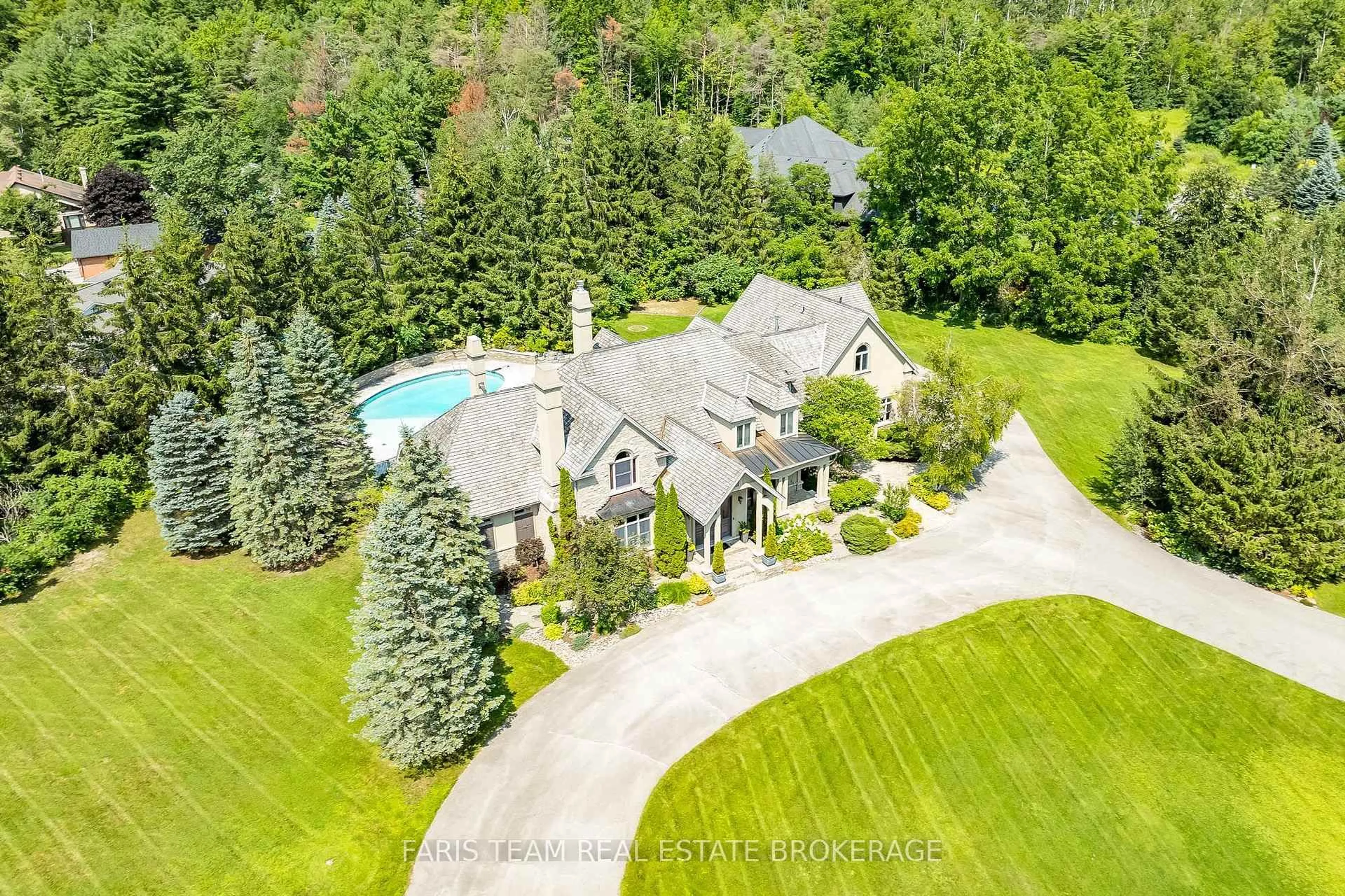 A pic from outside/outdoor area/front of a property/back of a property/a pic from drone, unknown for 6 Midves Crt, Springwater Ontario L9X 0P3