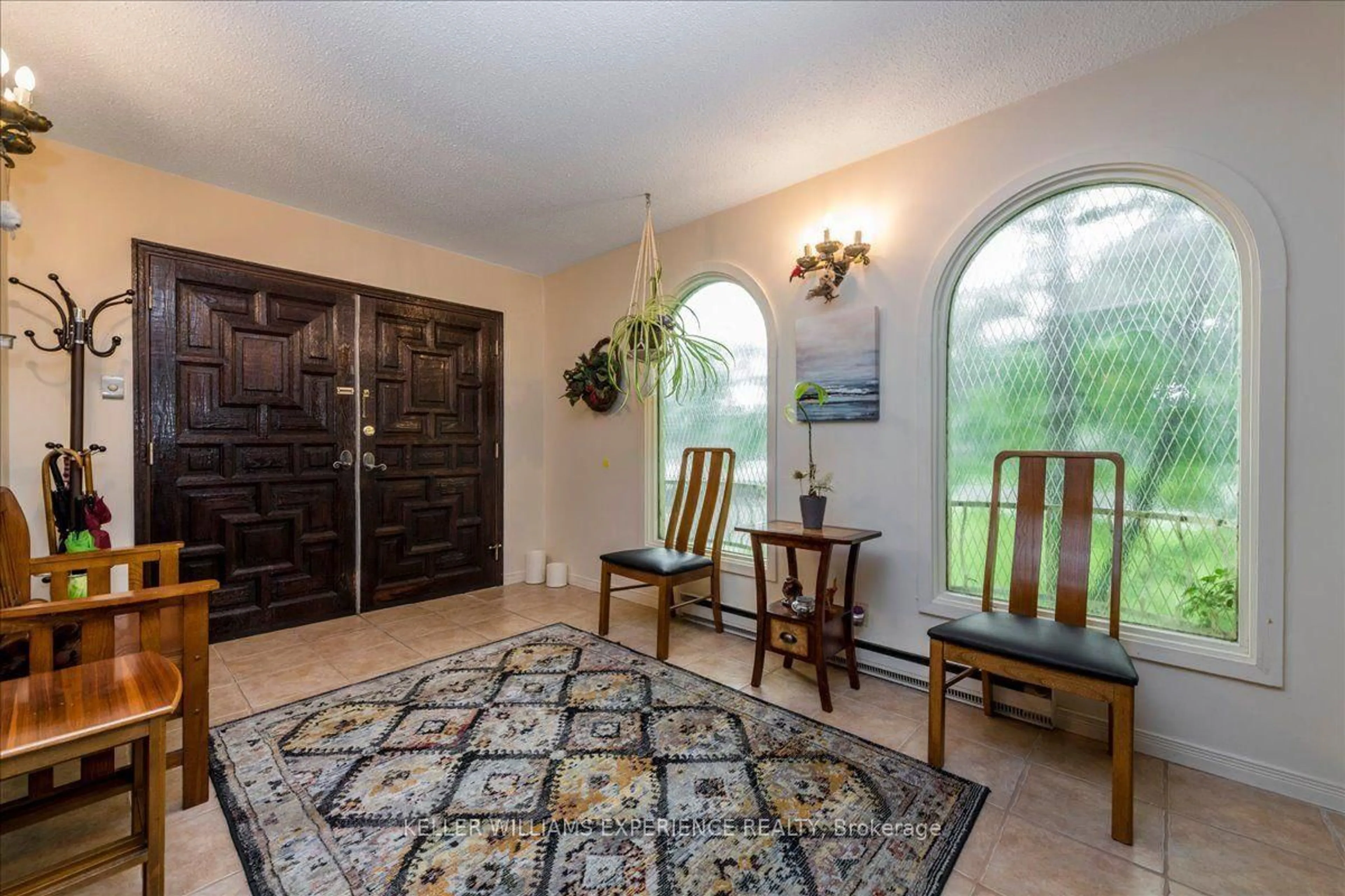 Indoor entryway for 298 Seventh St, Midland Ontario L4R 3Z9