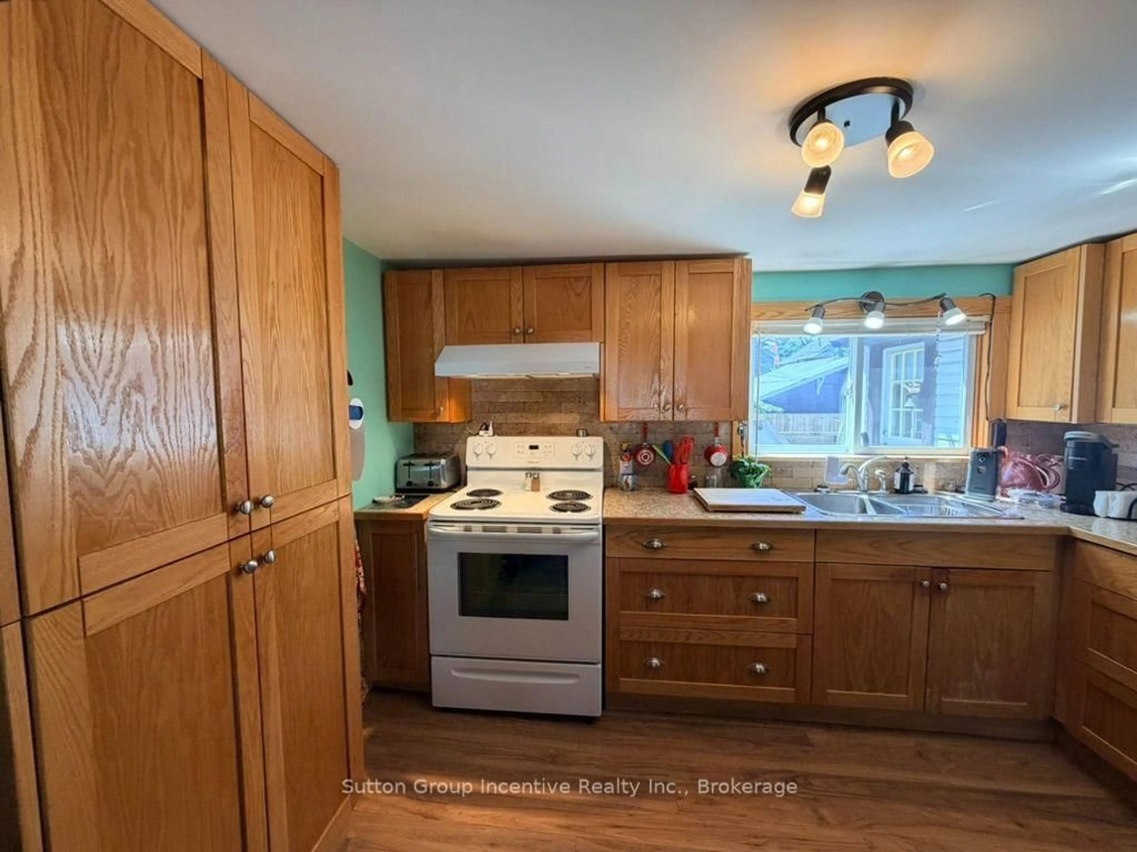 Standard kitchen, wood/laminate floor for 341 Saint Jean St, Orillia Ontario L3V 4L6