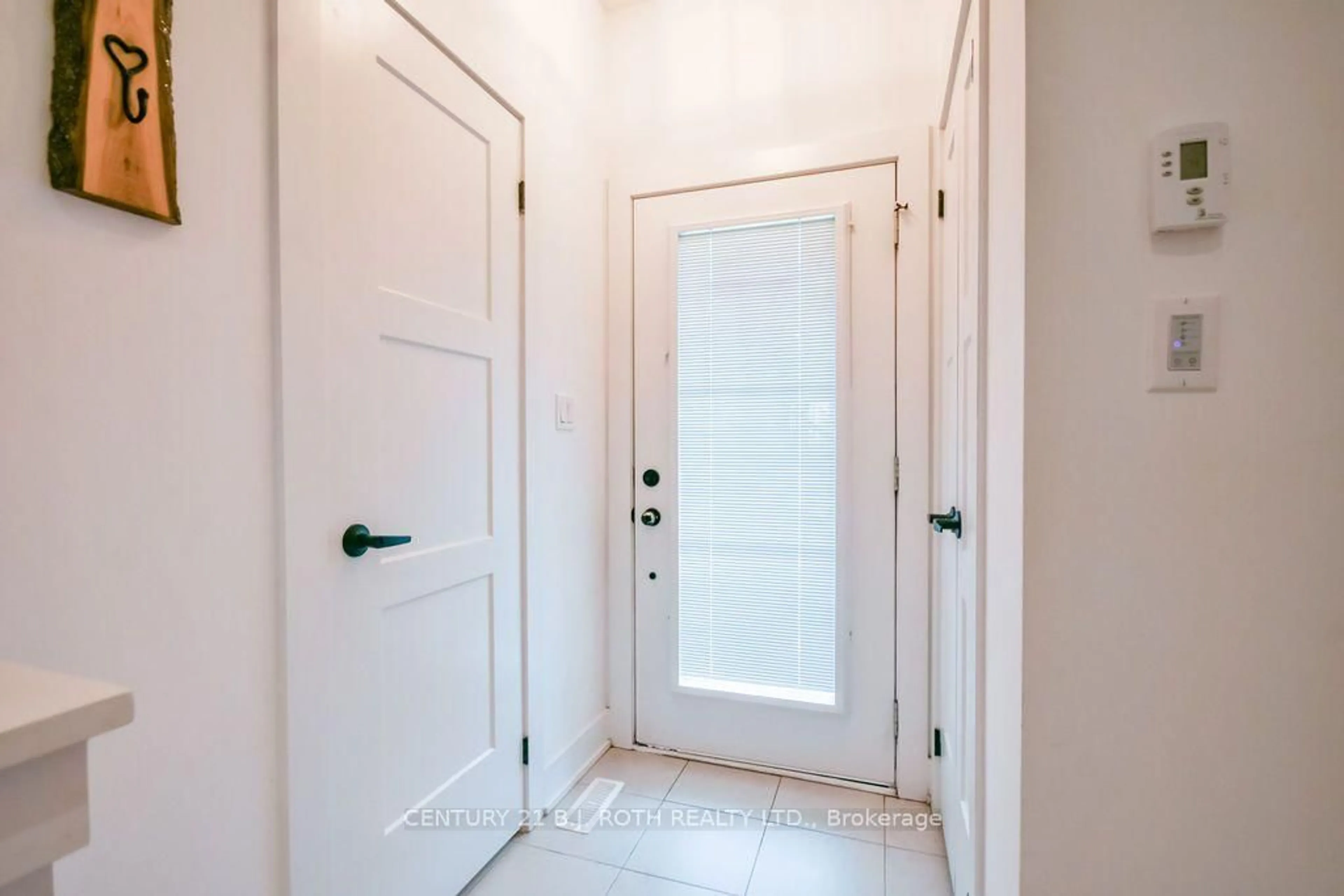 Indoor entryway for 35 Pumpkin Corner Cres, Barrie Ontario L9J 0T5