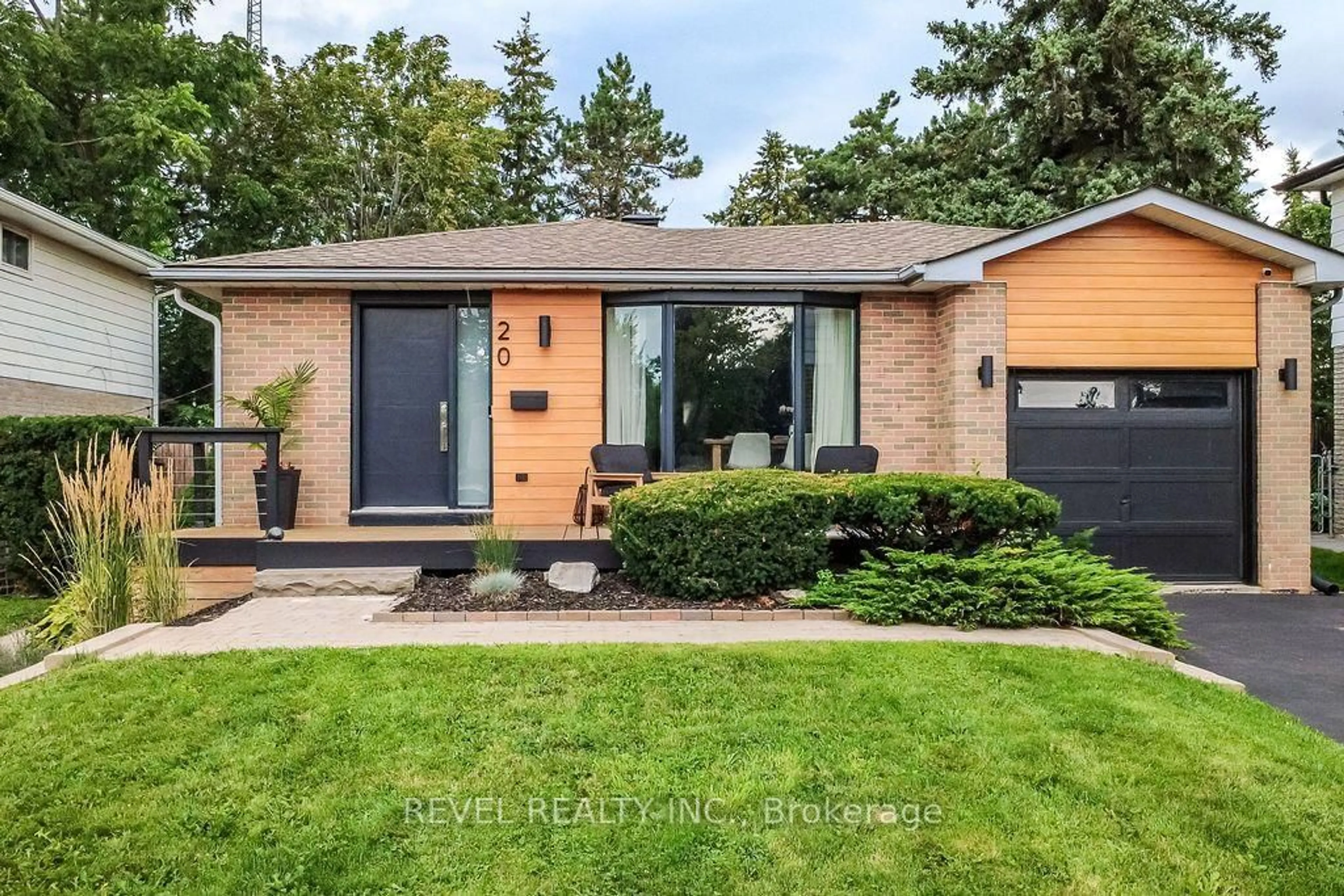 Home with brick exterior material, street for 20 Cynthia Crt, Barrie Ontario L4M 2X4