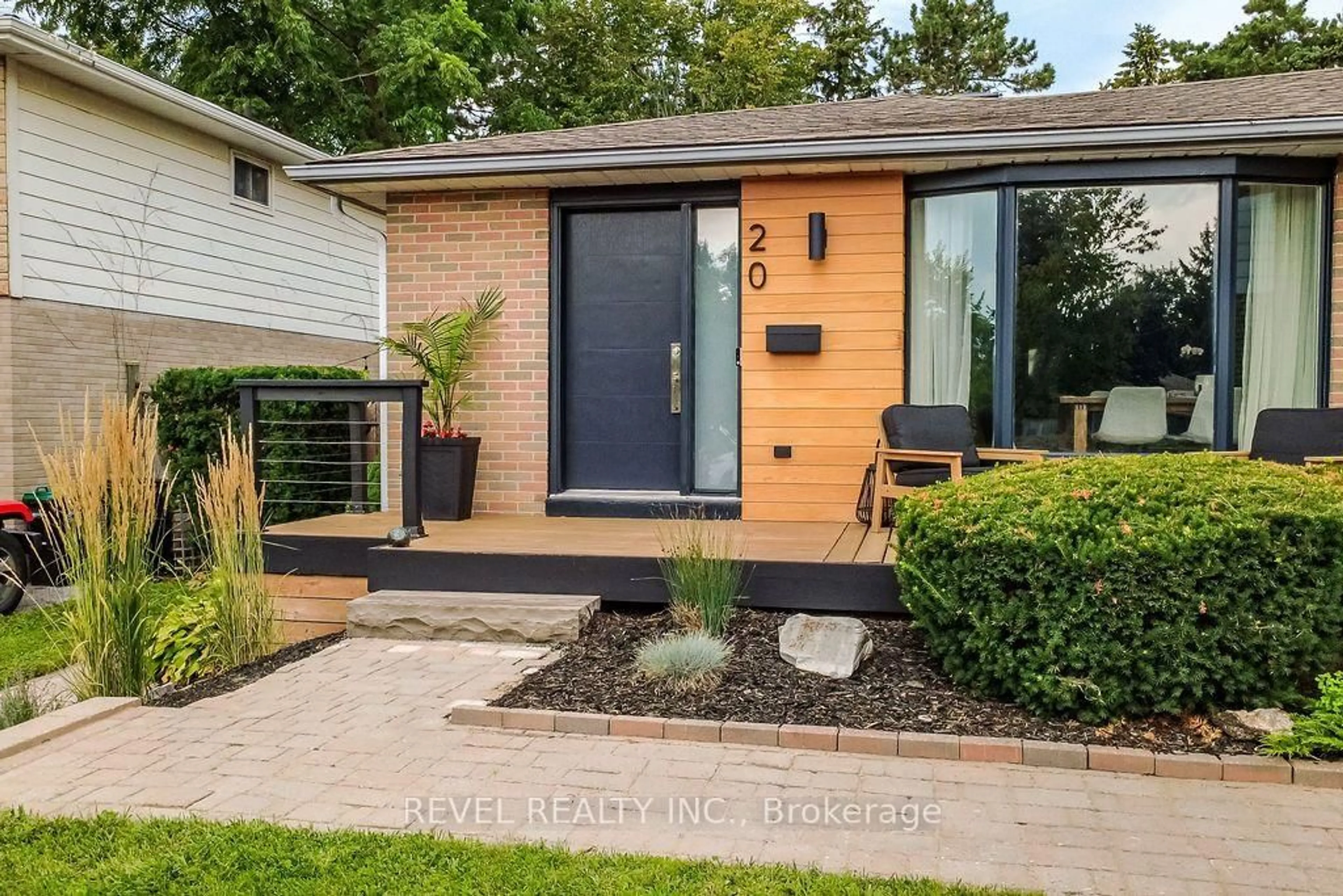 Home with brick exterior material, street for 20 Cynthia Crt, Barrie Ontario L4M 2X4