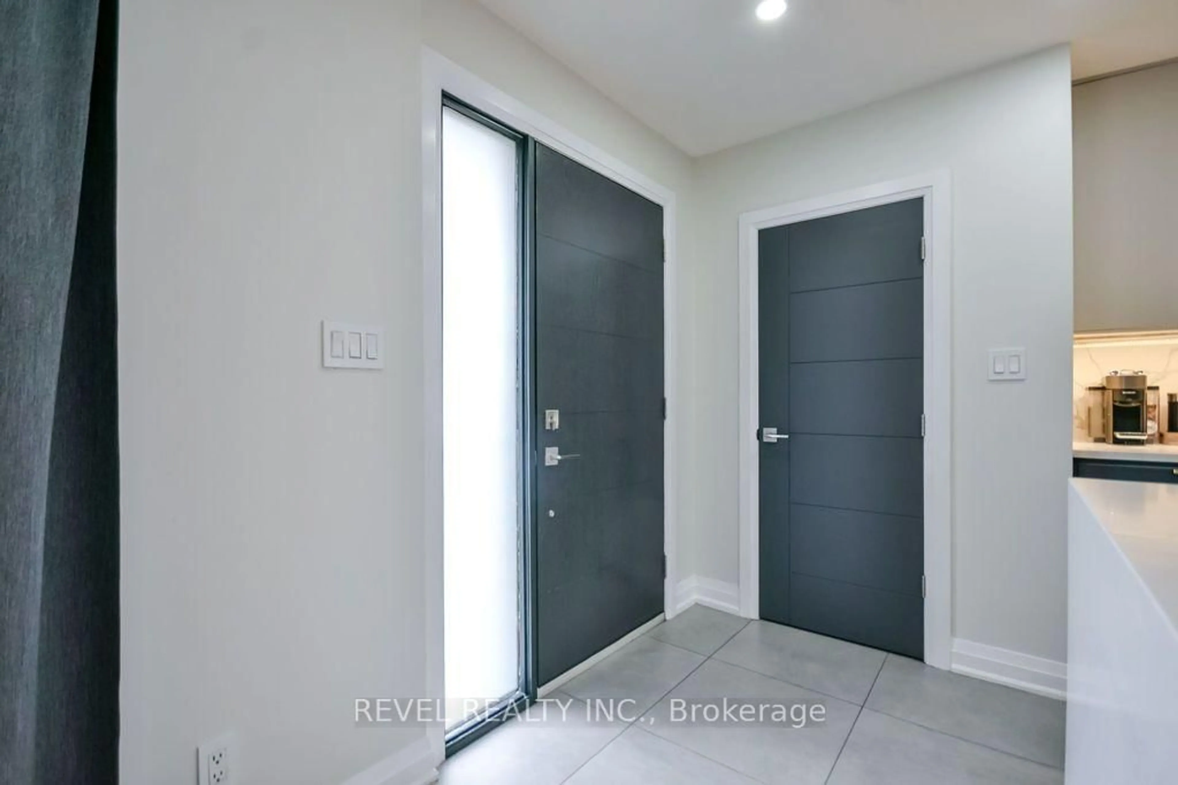 Indoor entryway for 20 Cynthia Crt, Barrie Ontario L4M 2X4