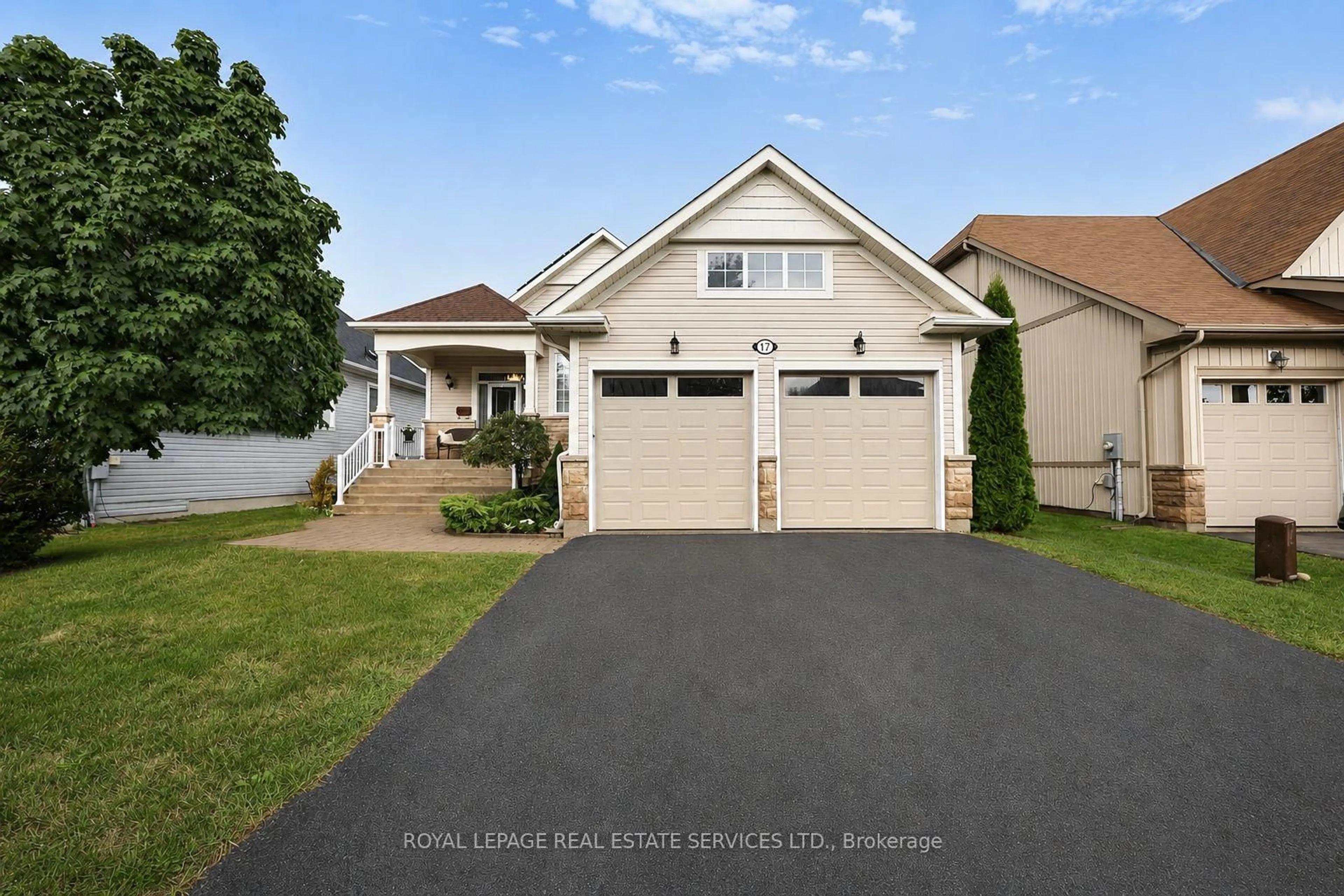 Home with vinyl exterior material, street for 17 LEEWARD Circ, Wasaga Beach Ontario L9Z 0E9
