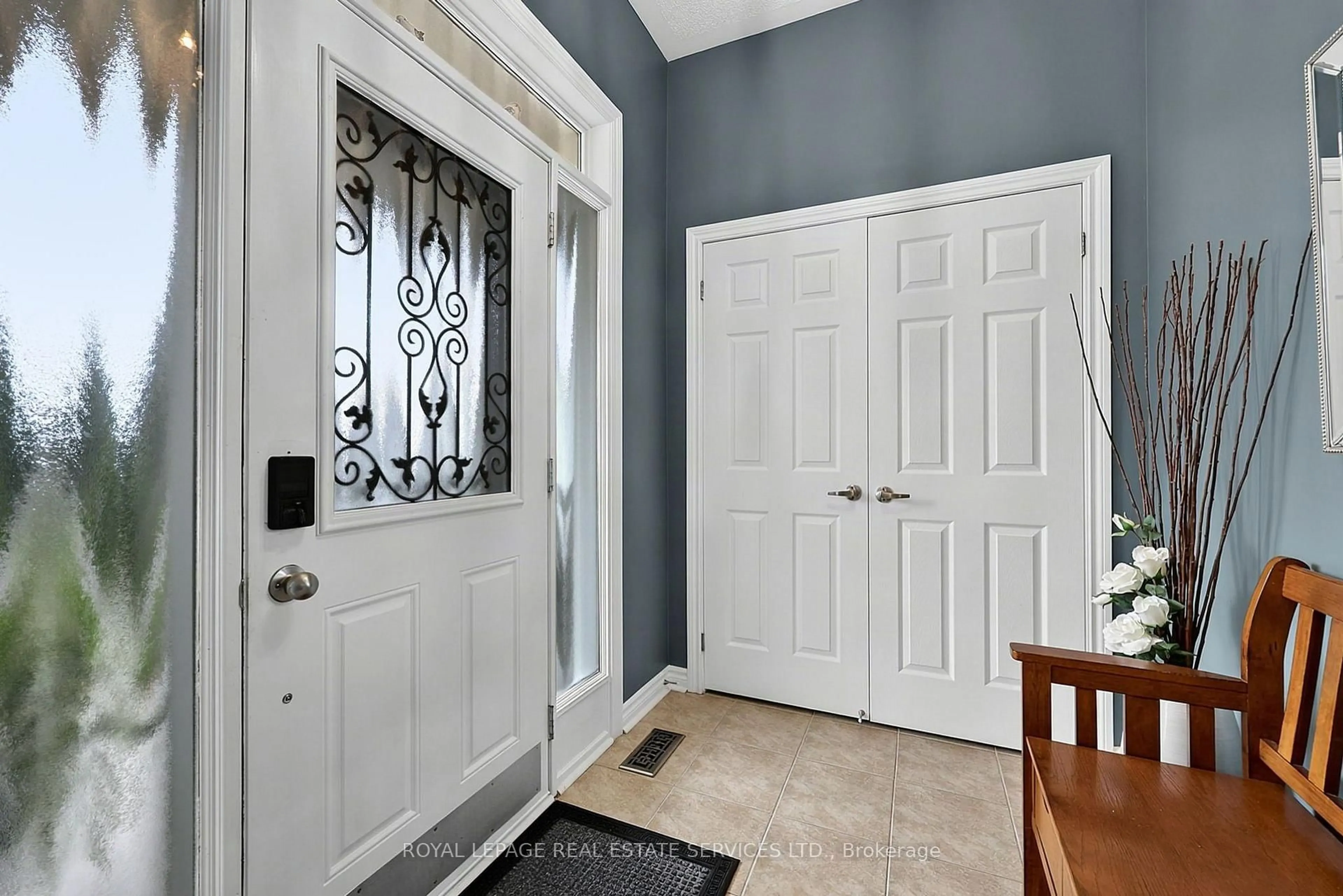 Indoor entryway for 17 LEEWARD Circ, Wasaga Beach Ontario L9Z 0E9