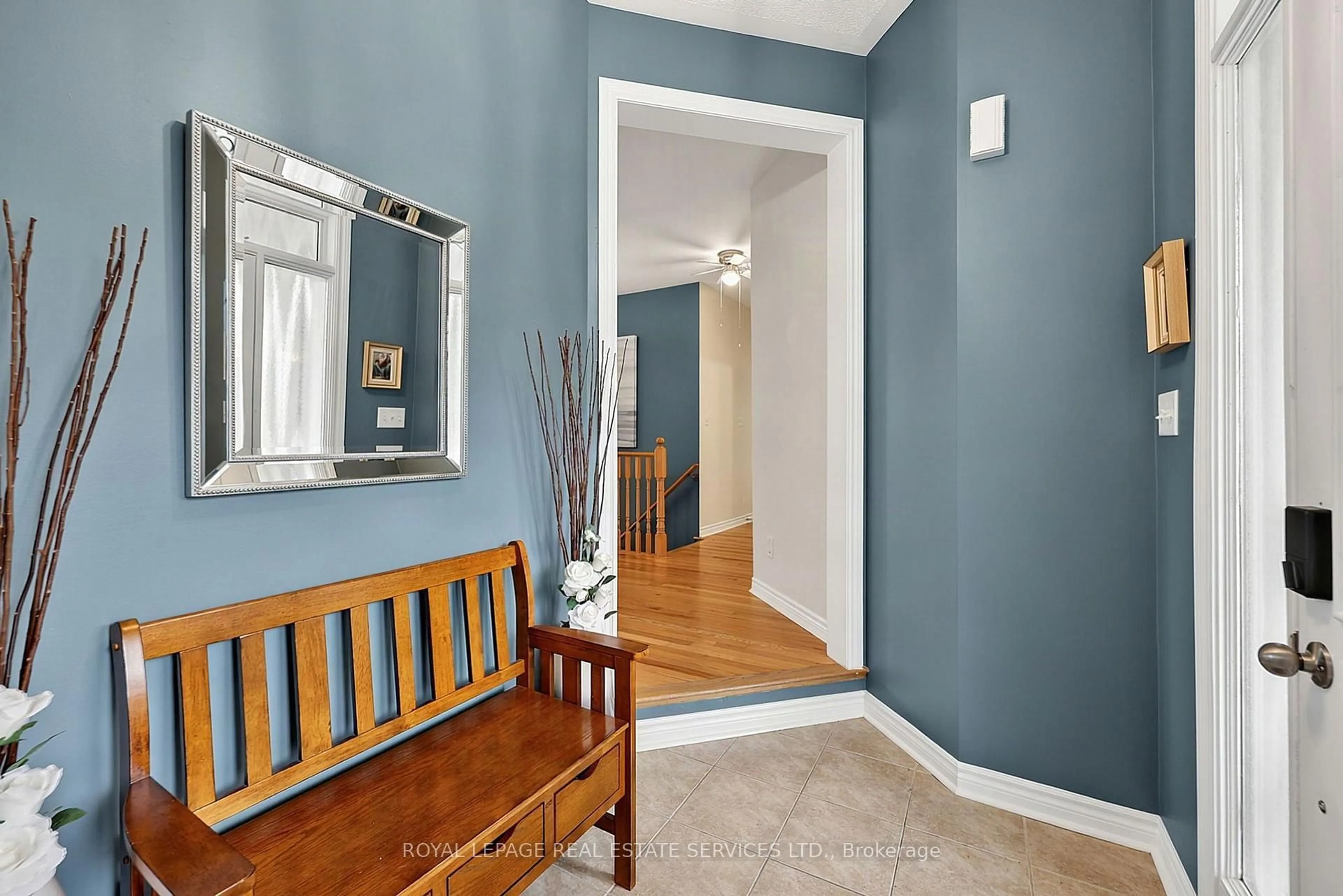 Indoor entryway for 17 LEEWARD Circ, Wasaga Beach Ontario L9Z 0E9