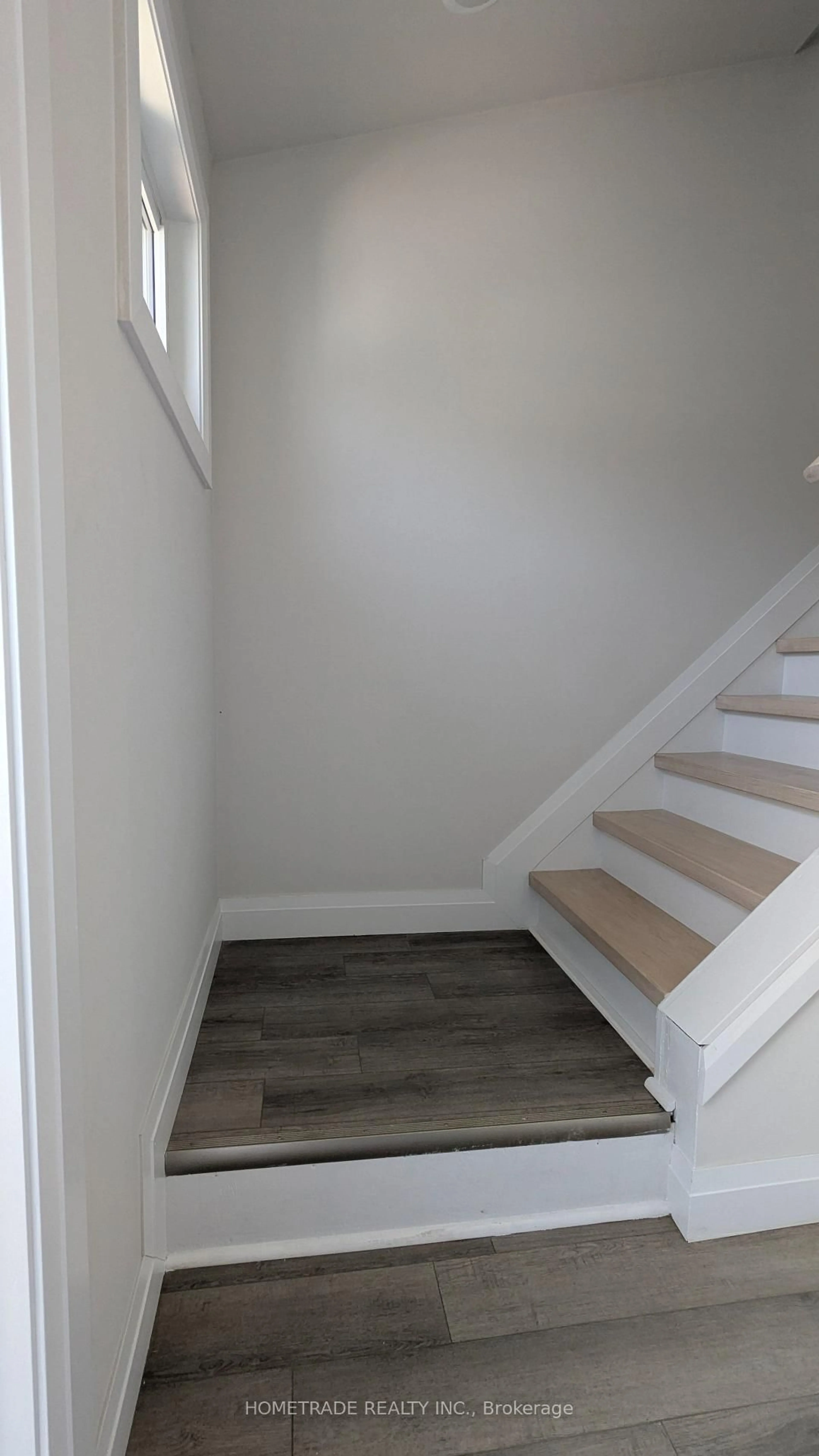 Stairs for 14 Chaucer Cres, Barrie Ontario L4N 4T7