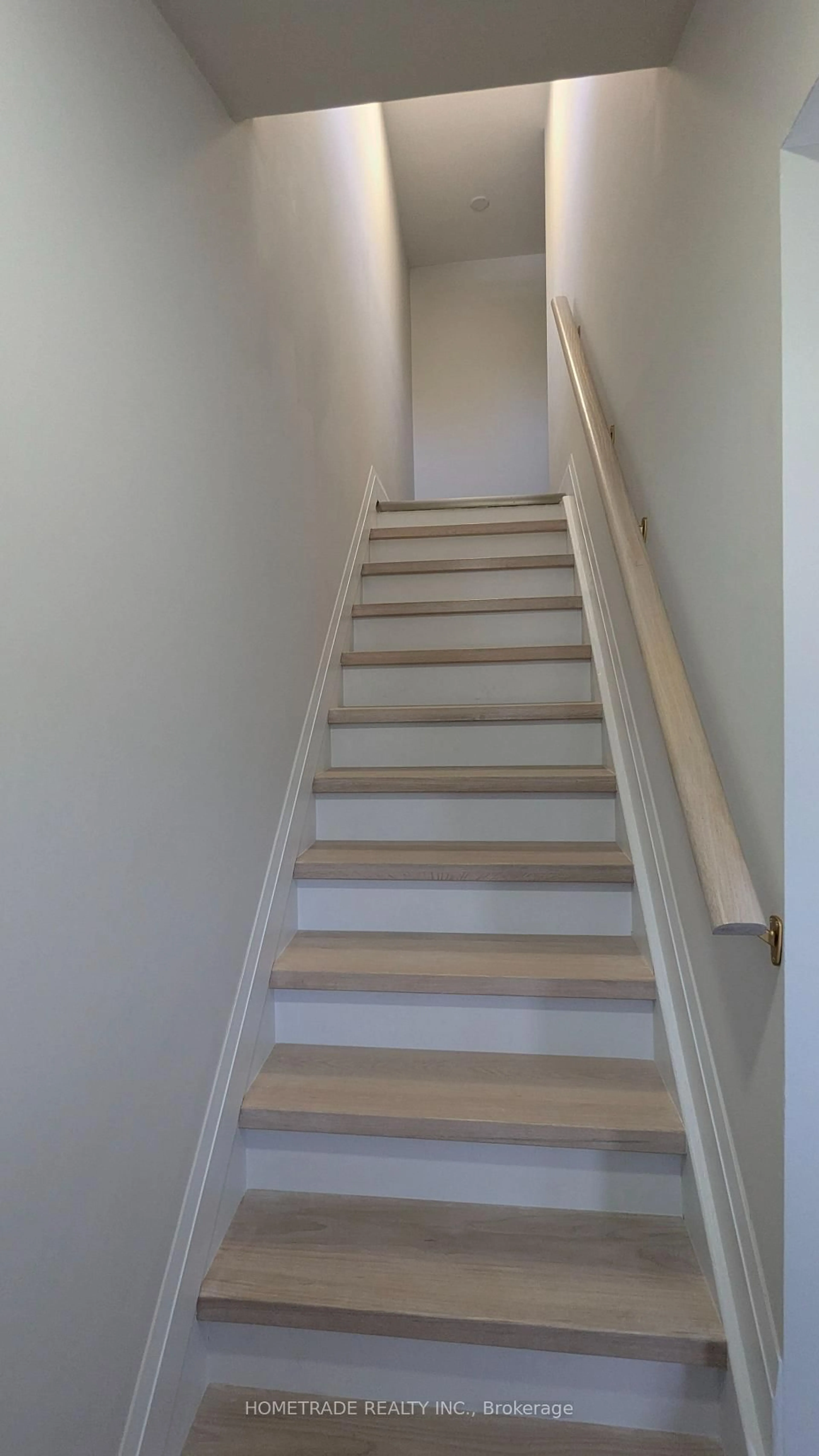 Stairs for 14 Chaucer Cres, Barrie Ontario L4N 4T7