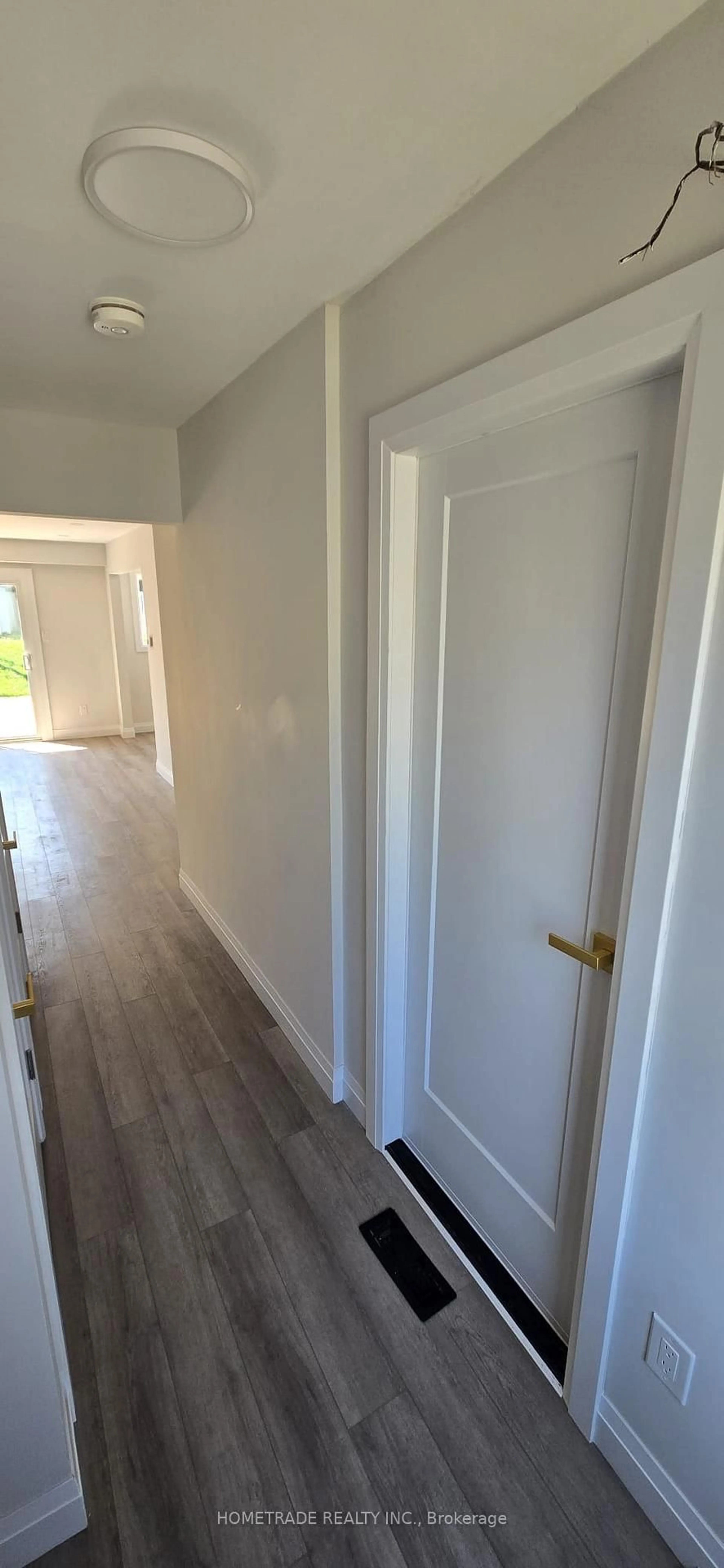 Indoor entryway for 14 Chaucer Cres, Barrie Ontario L4N 4T7