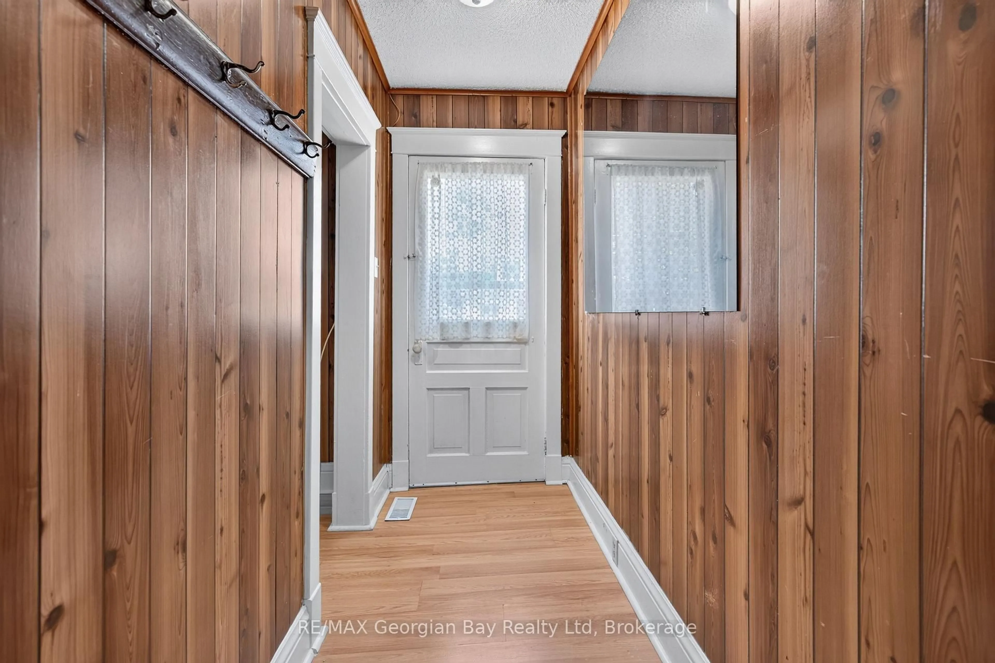 Indoor entryway for 375 Horrell Ave, Midland Ontario L4R 2A5