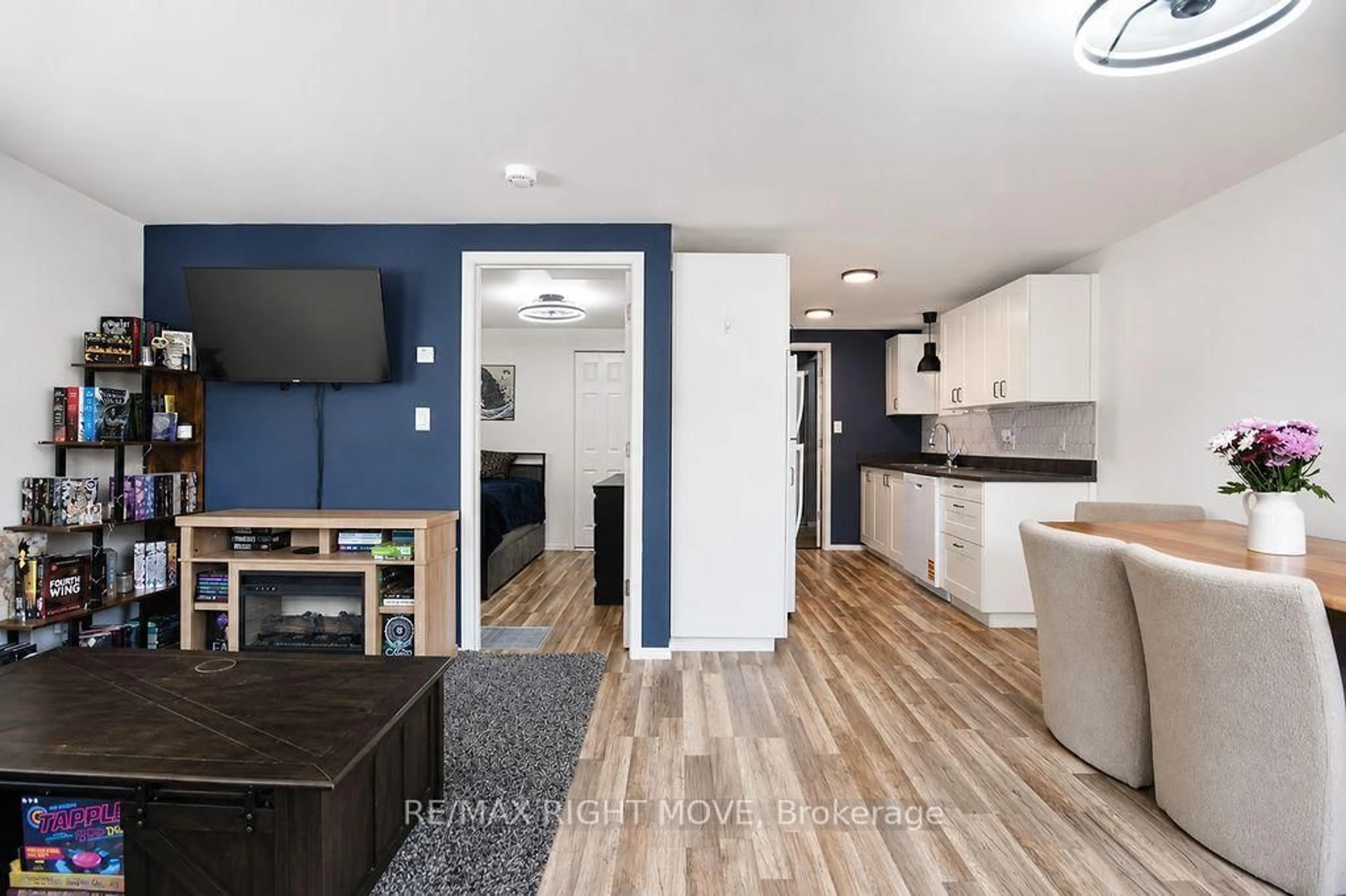 Open concept kitchen, unknown for 3301 Pleasant Rd, Severn Ontario L3V 6H3