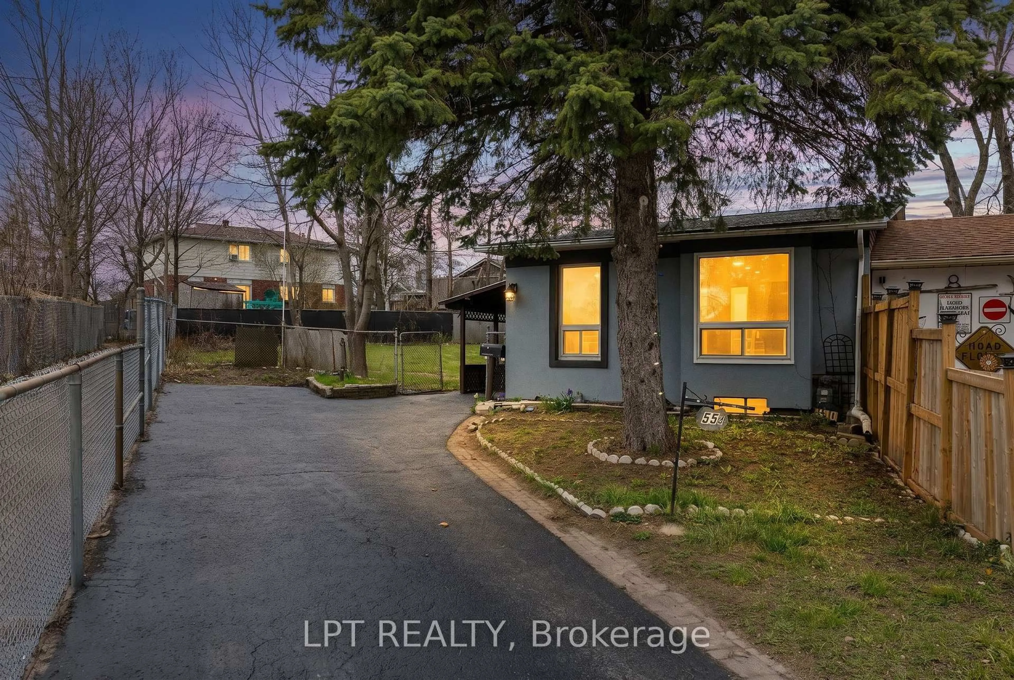 A pic from outside/outdoor area/front of a property/back of a property/a pic from drone, street for 55H Chaucer Cres, Barrie Ontario L4N 4T8