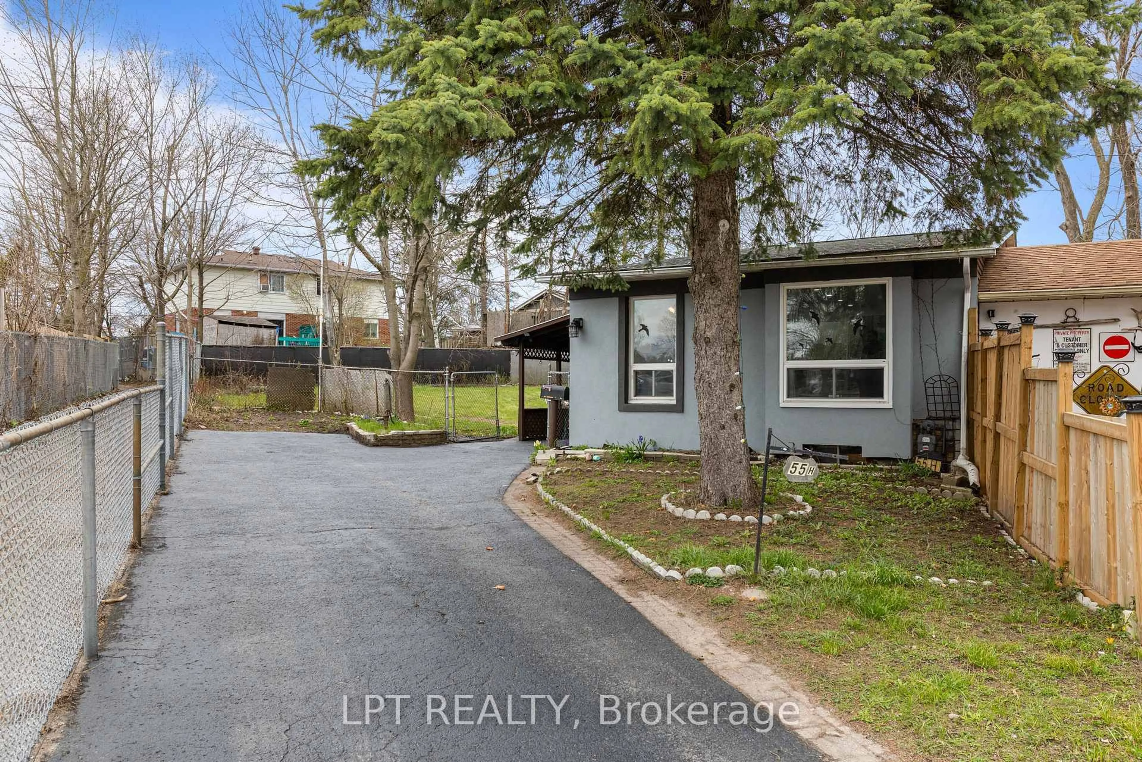 A pic from outside/outdoor area/front of a property/back of a property/a pic from drone, street for 55H Chaucer Cres, Barrie Ontario L4N 4T8