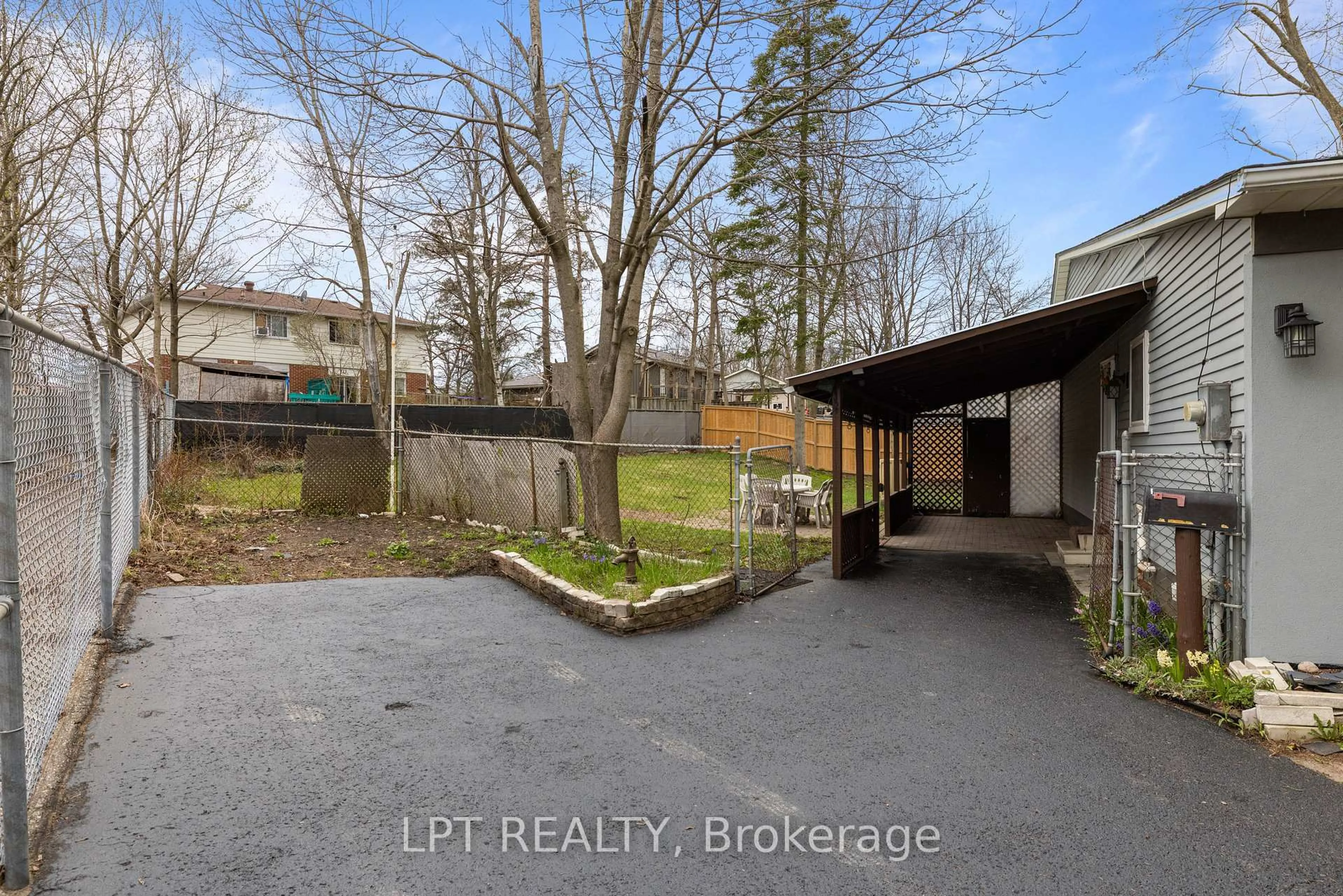 A pic from outside/outdoor area/front of a property/back of a property/a pic from drone, street for 55H Chaucer Cres, Barrie Ontario L4N 4T8