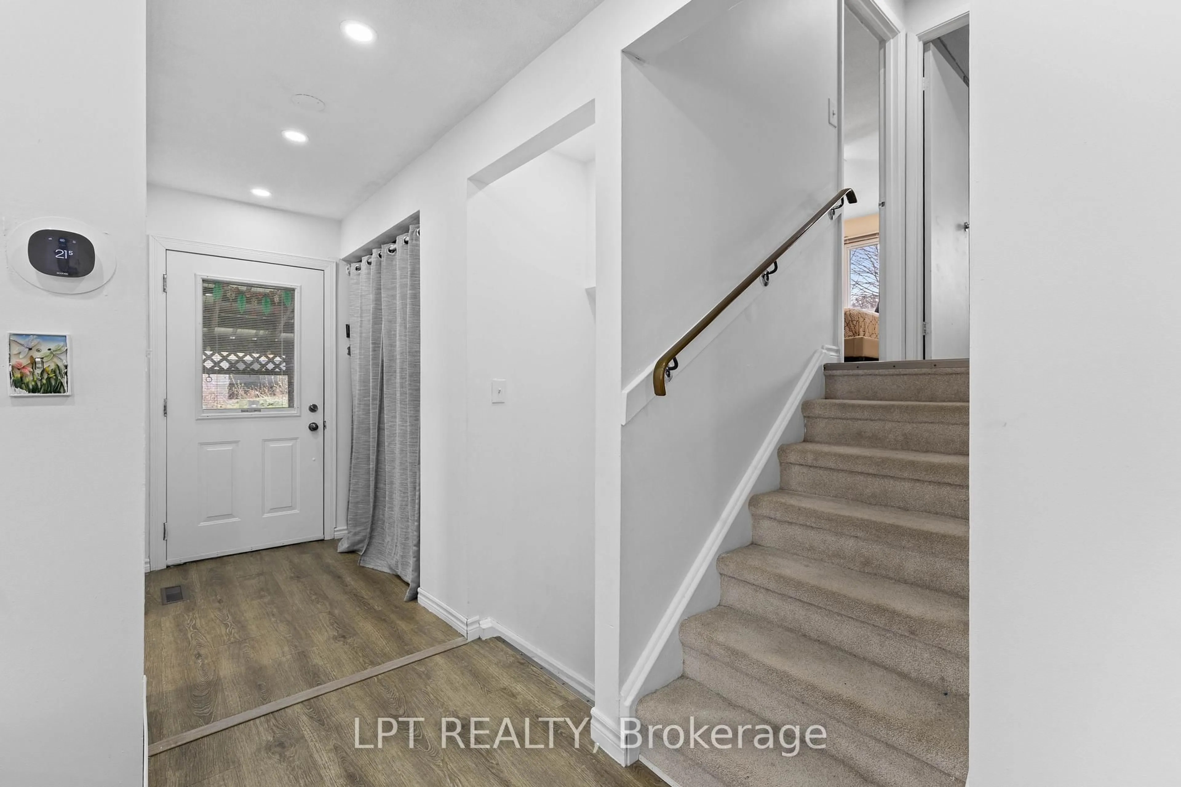 Indoor entryway for 55H Chaucer Cres, Barrie Ontario L4N 4T8