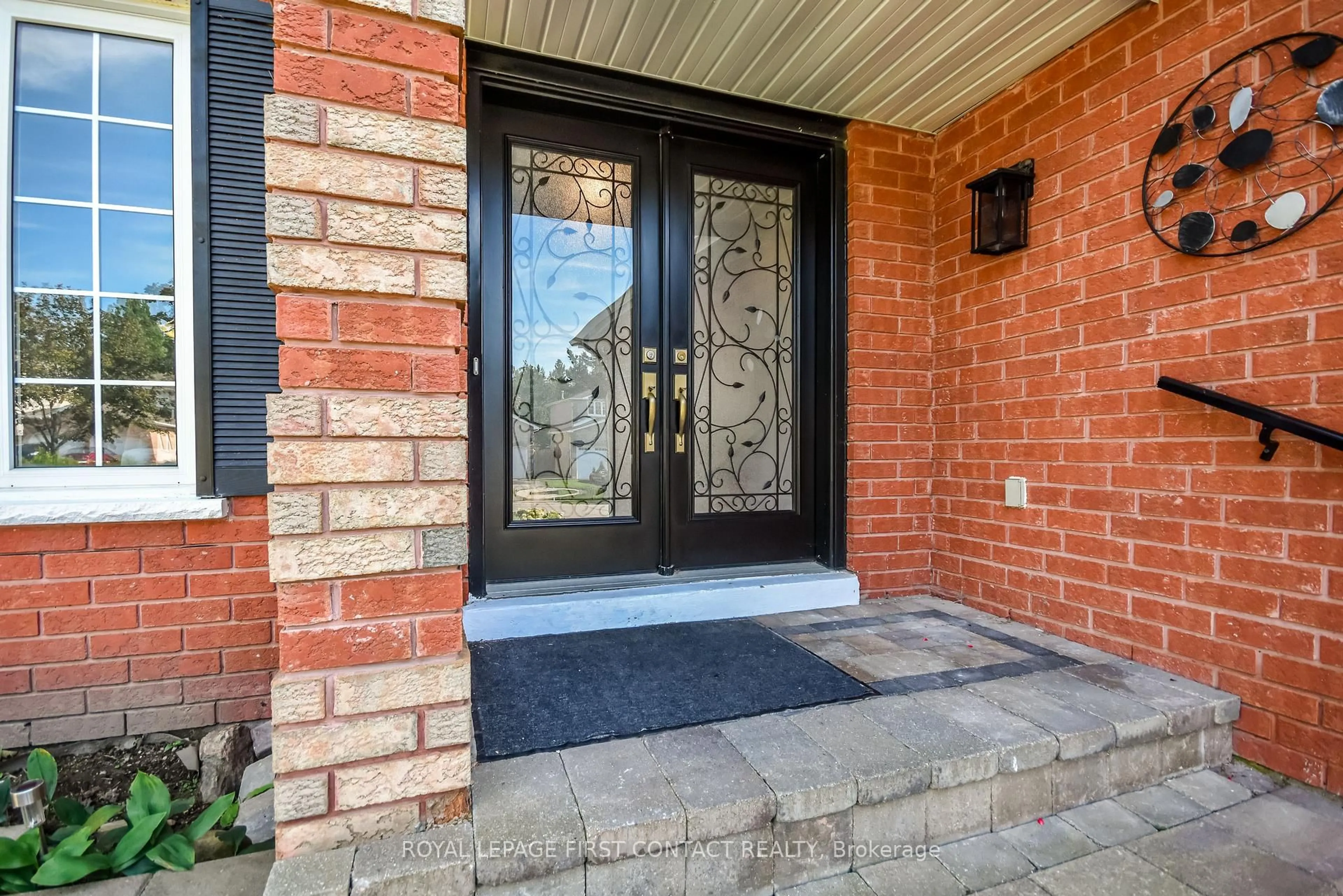 Indoor entryway for 34 Bear Creek Dr, Barrie Ontario L4N 9M6