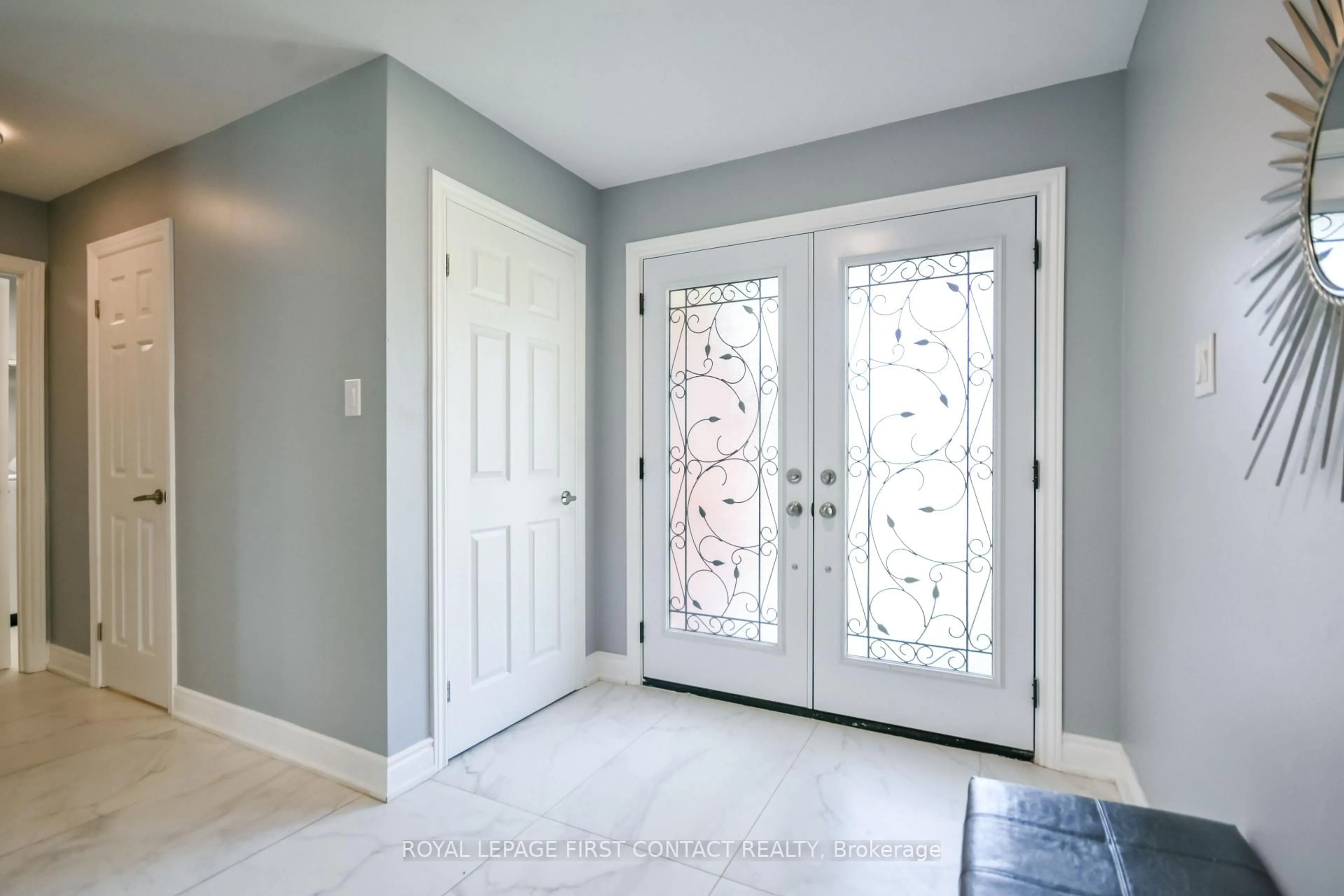 Indoor entryway for 34 Bear Creek Dr, Barrie Ontario L4N 9M6