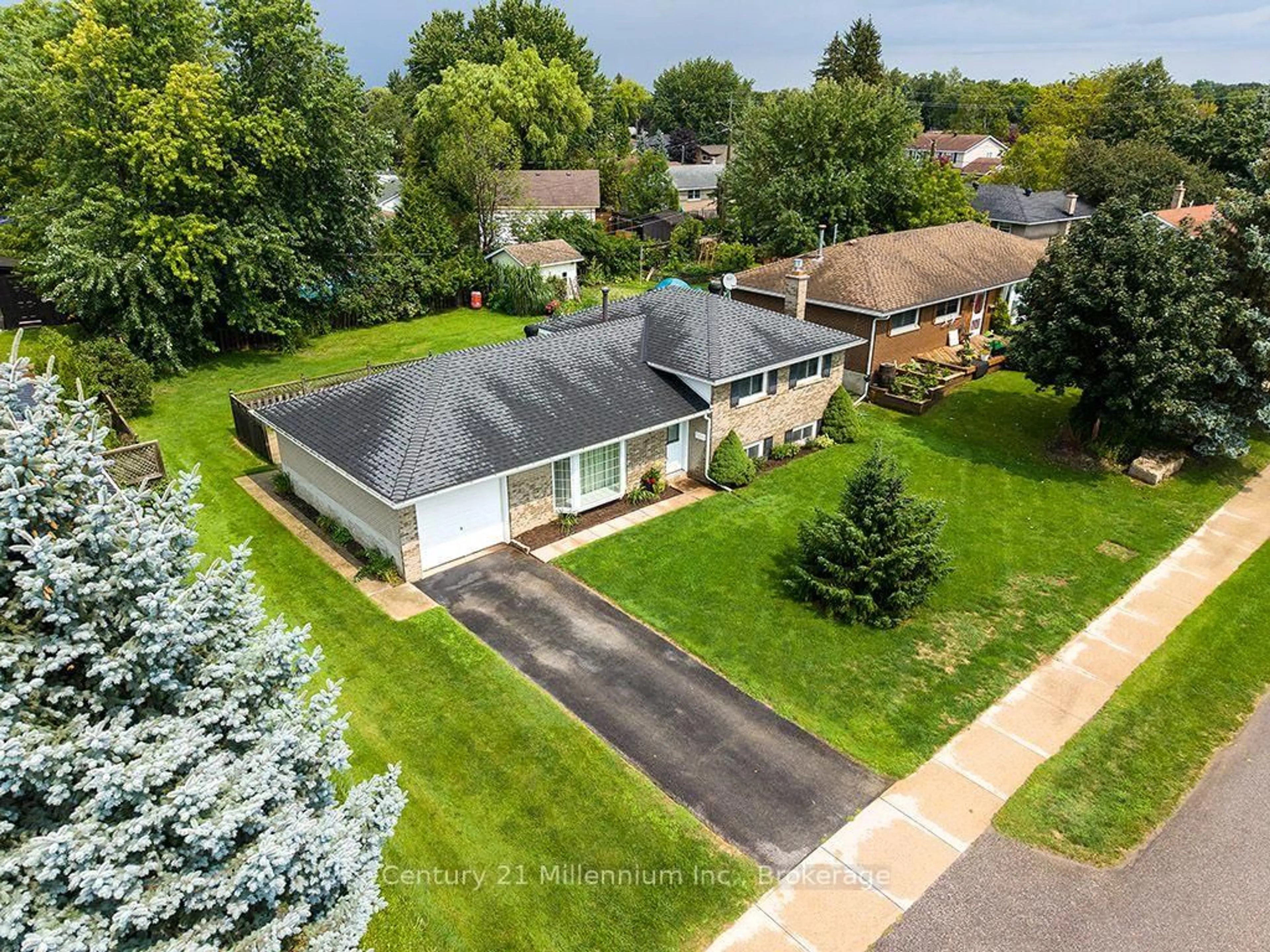 A pic from outside/outdoor area/front of a property/back of a property/a pic from drone, street for 631 Cameron St, Collingwood Ontario L9Y 2J6