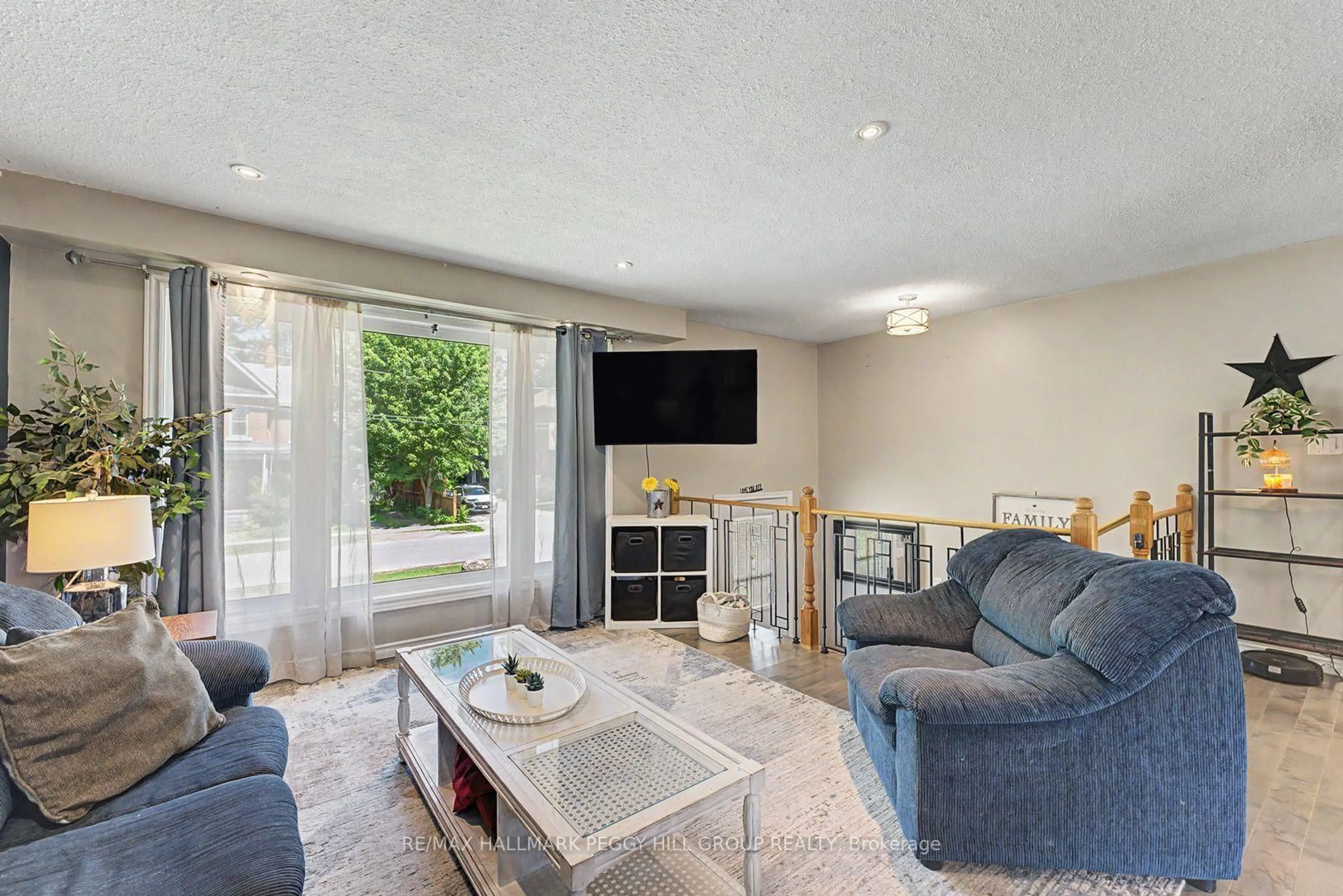 Living room with furniture, unknown for 11 Harriet St, Severn Ontario L0K 1E0