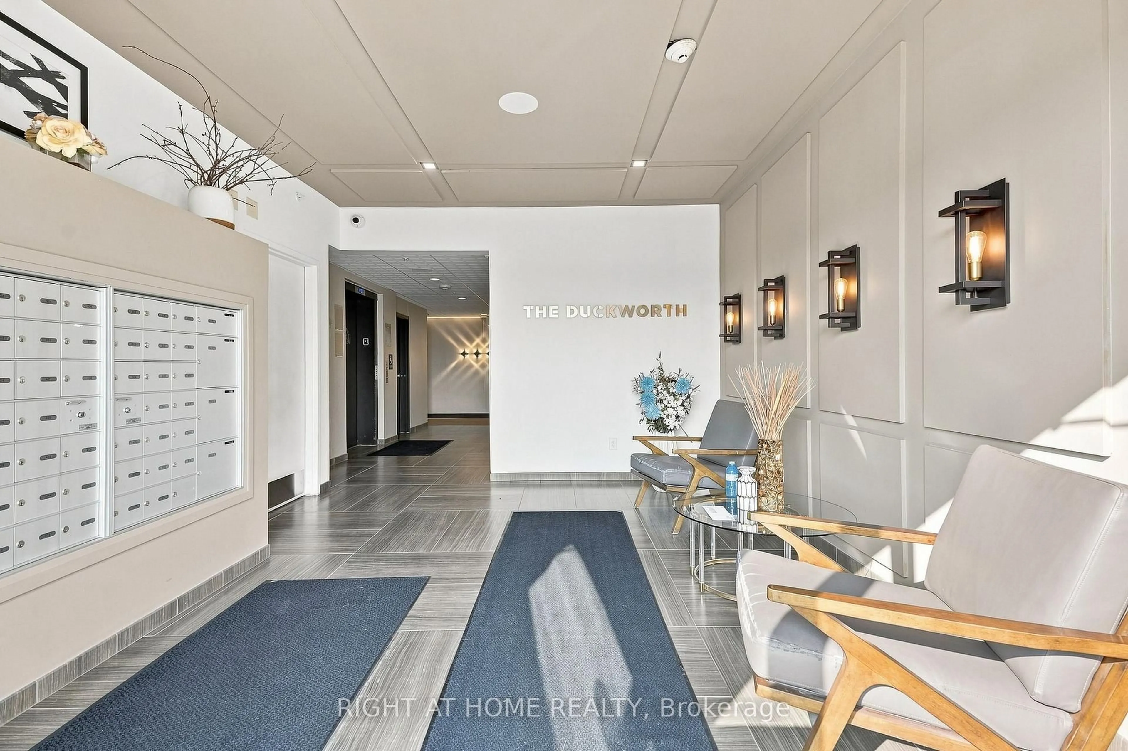 Indoor foyer for 299 Cundles Rd ##106, Barrie Ontario L4M 0K9
