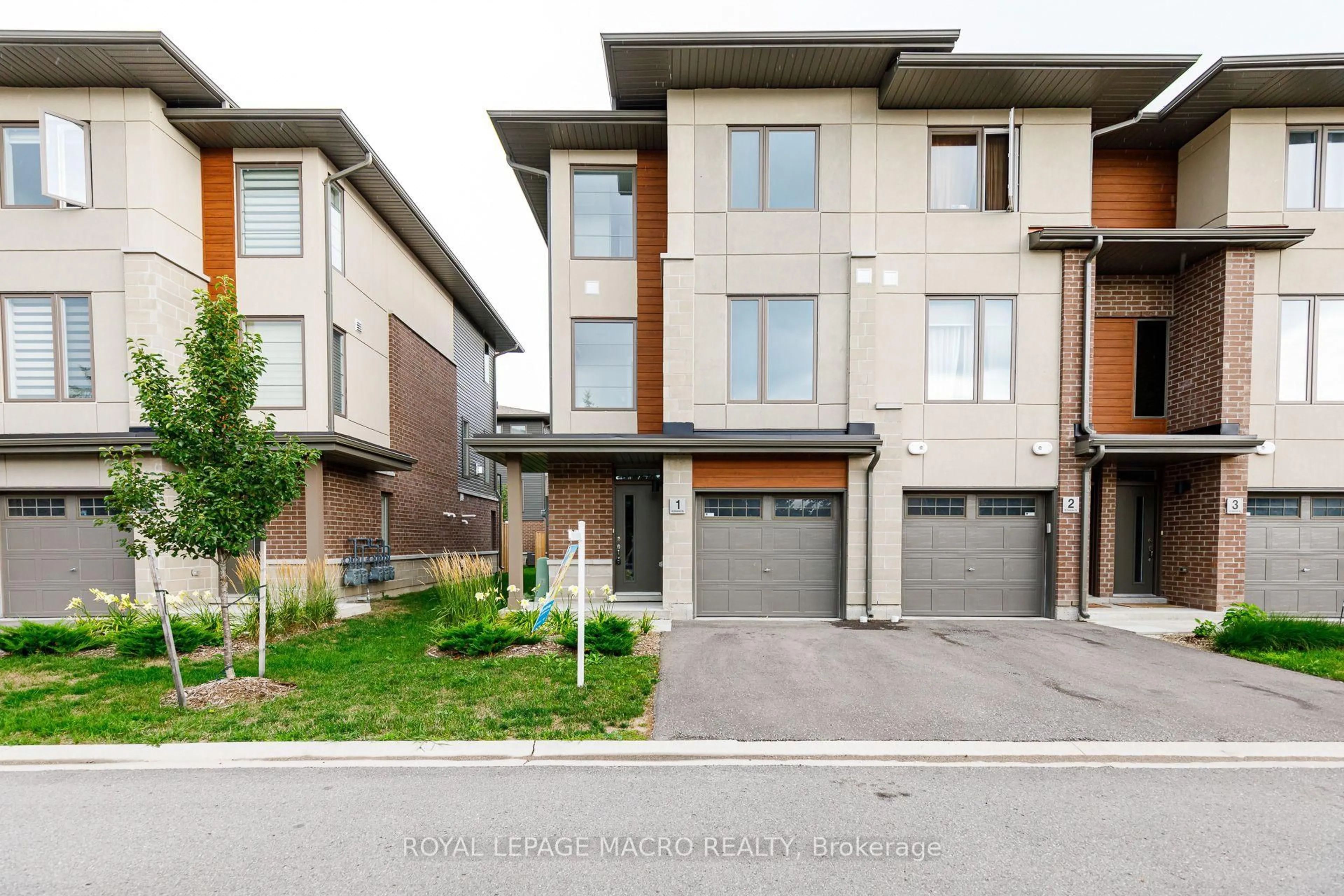 Home with brick exterior material, street for 33 Dawson Dr #1, Collingwood Ontario L9Y 5T1