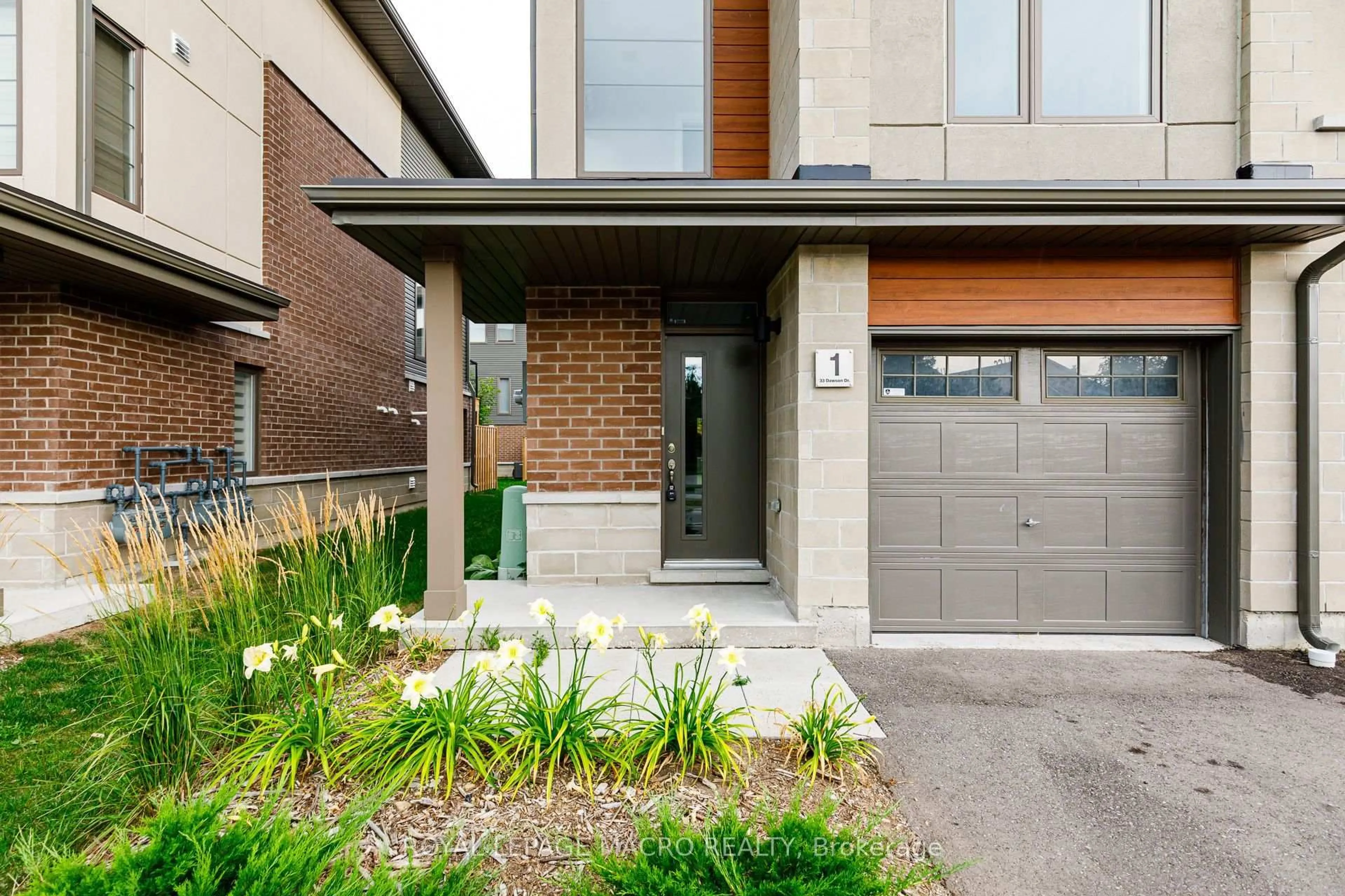 Home with brick exterior material, street for 33 Dawson Dr #1, Collingwood Ontario L9Y 5T1