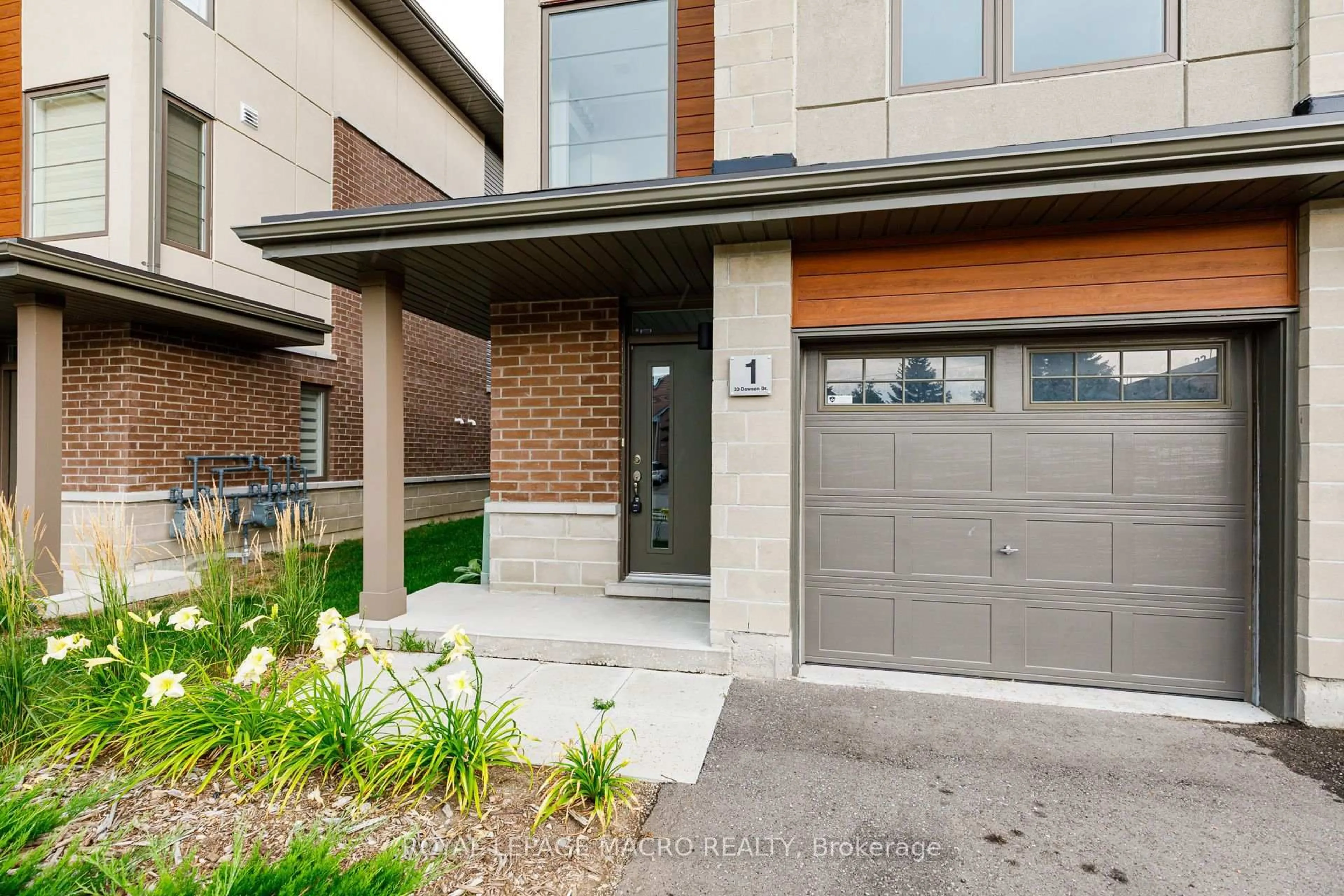 Home with brick exterior material, street for 33 Dawson Dr #1, Collingwood Ontario L9Y 5T1