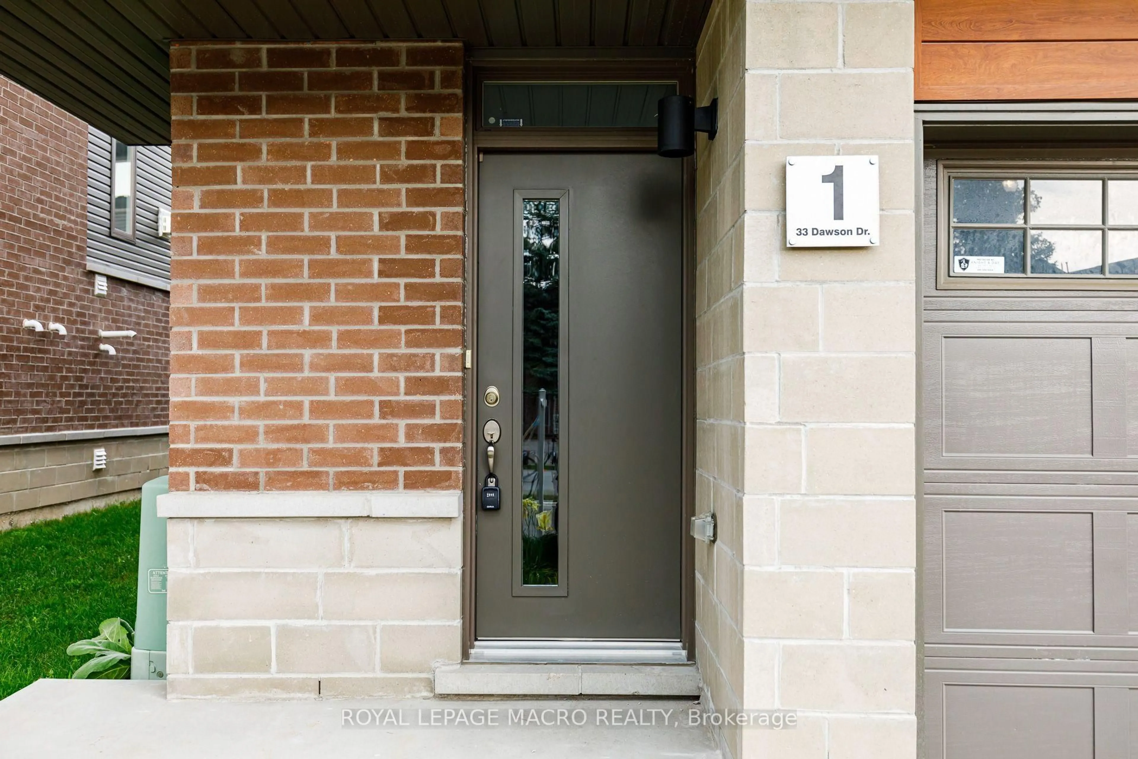 Indoor foyer for 33 Dawson Dr #1, Collingwood Ontario L9Y 5T1