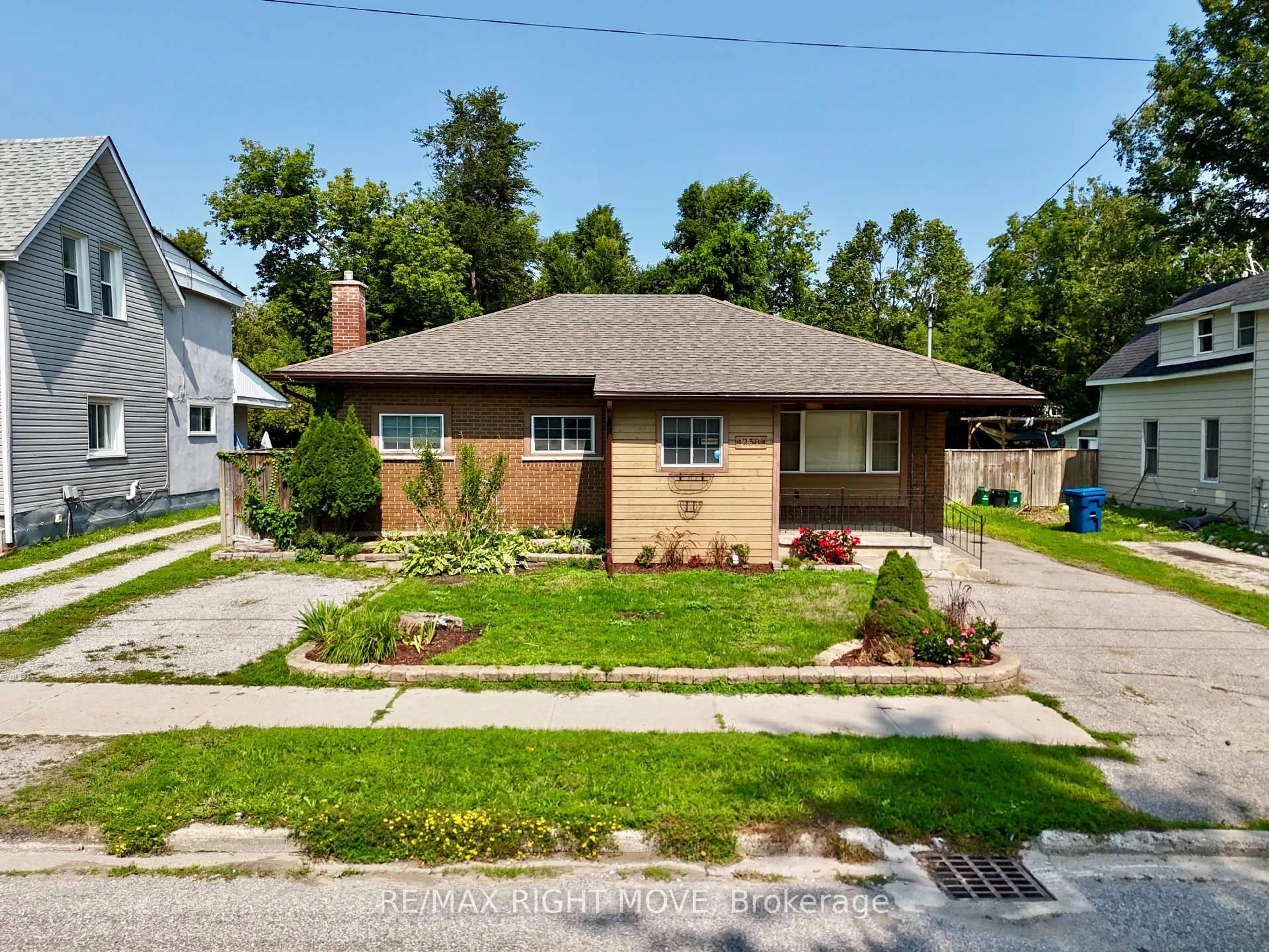 A pic from outside/outdoor area/front of a property/back of a property/a pic from drone, street for 238 Mary St, Orillia Ontario L3V 3E6