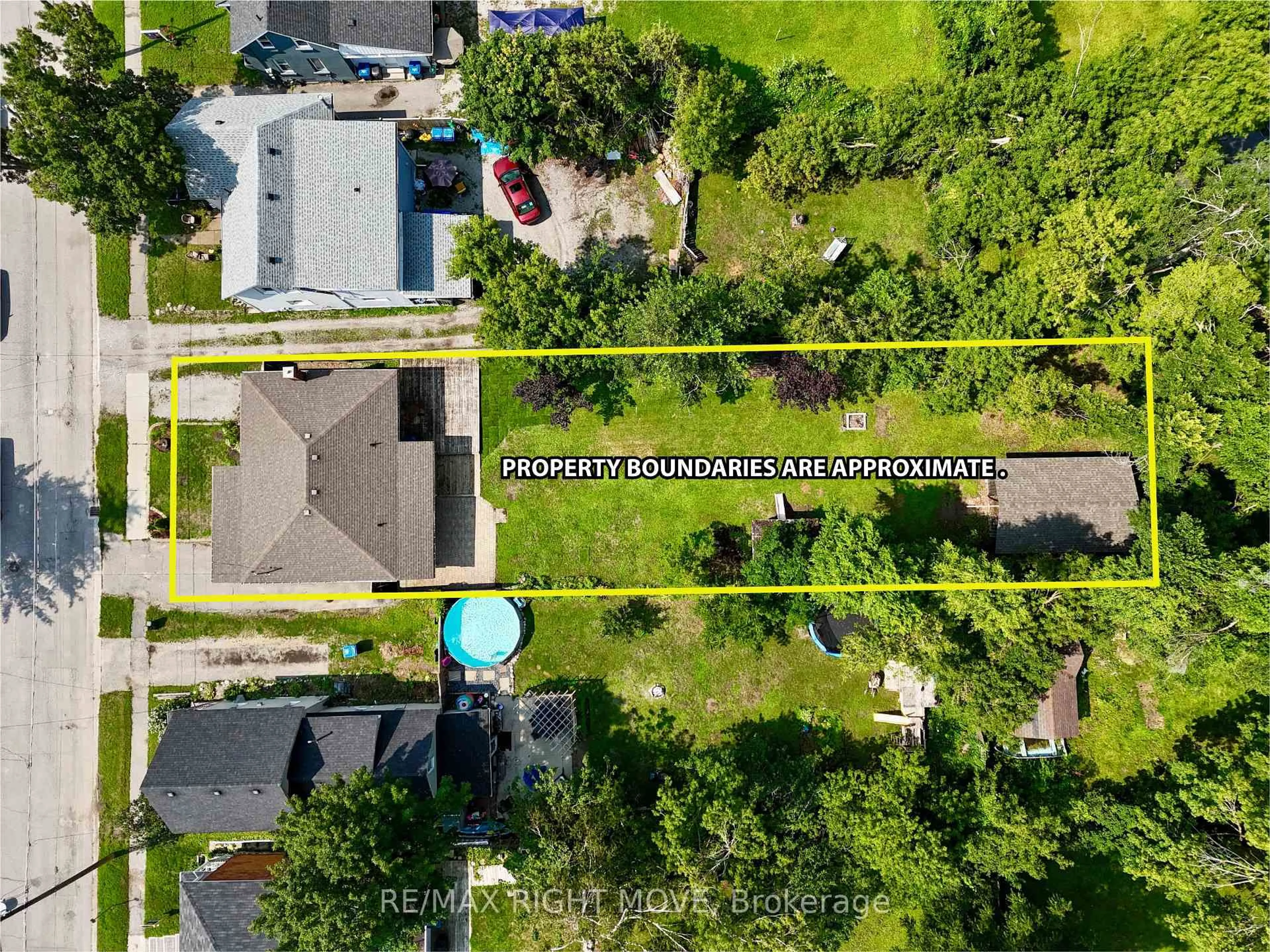 A pic from outside/outdoor area/front of a property/back of a property/a pic from drone, street for 238 Mary St, Orillia Ontario L3V 3E6