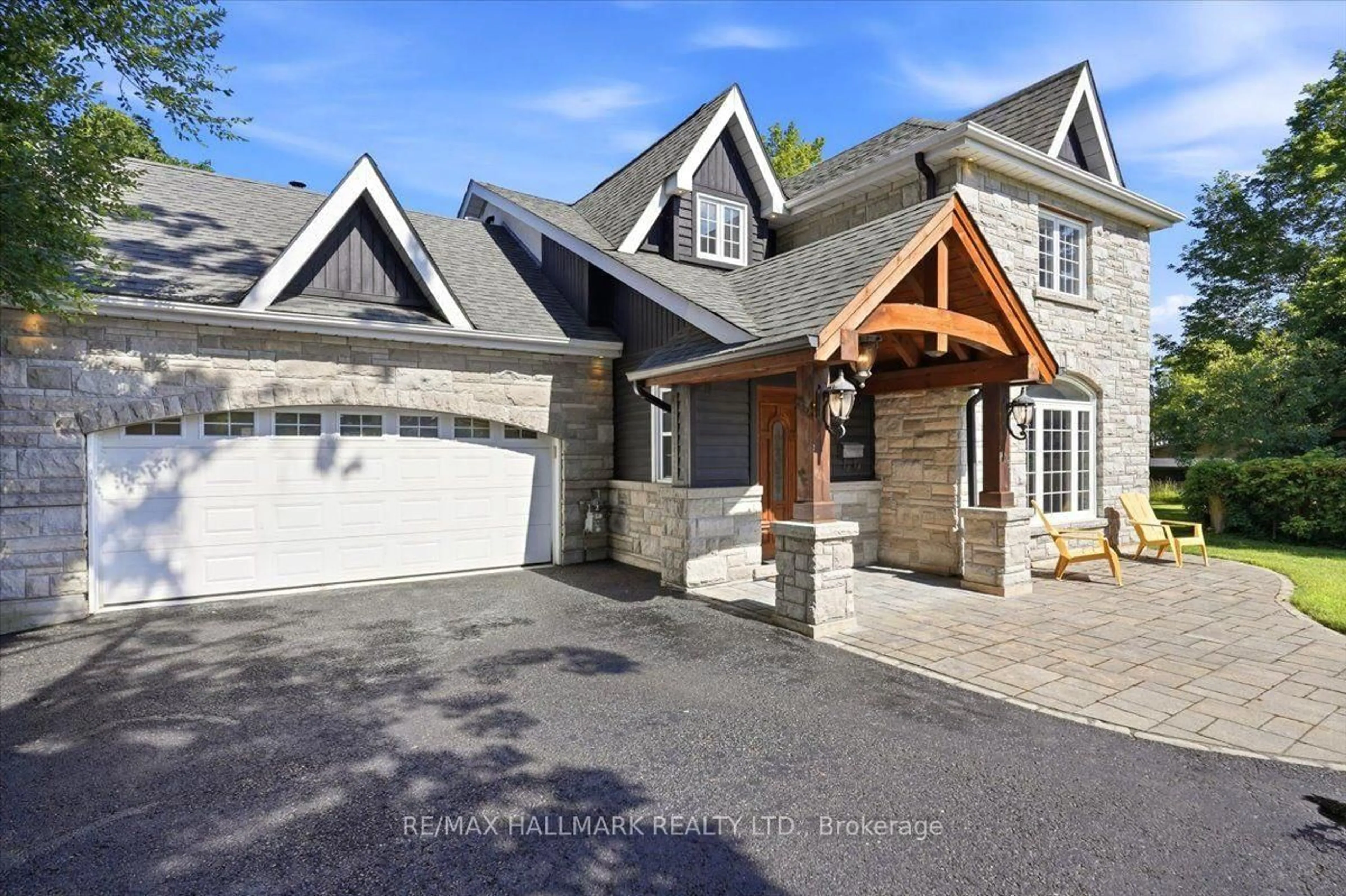 Home with brick exterior material, street for 105 Duckworth St, Barrie Ontario L4M 3V9