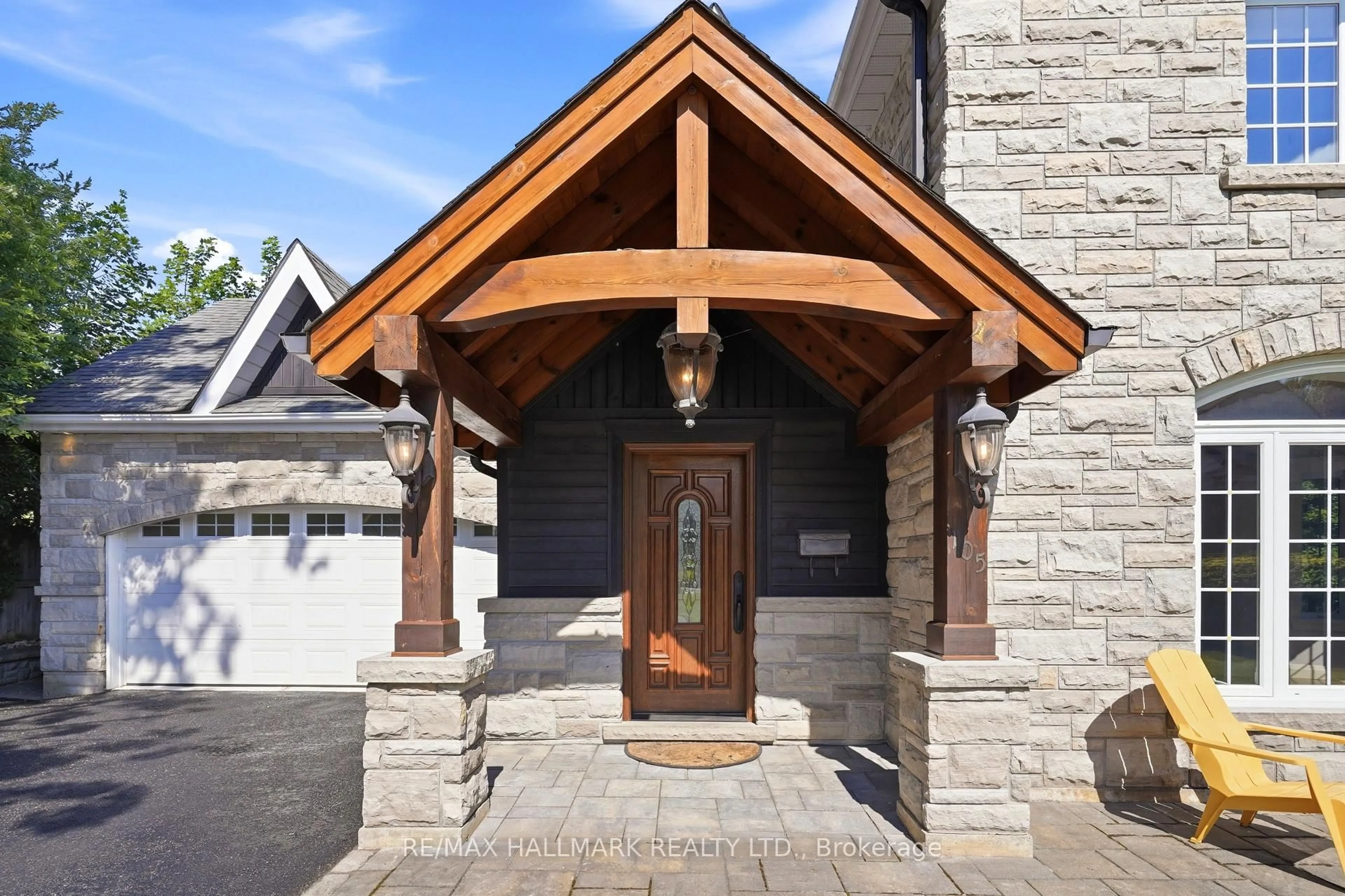 Indoor entryway for 105 Duckworth St, Barrie Ontario L4M 3V9