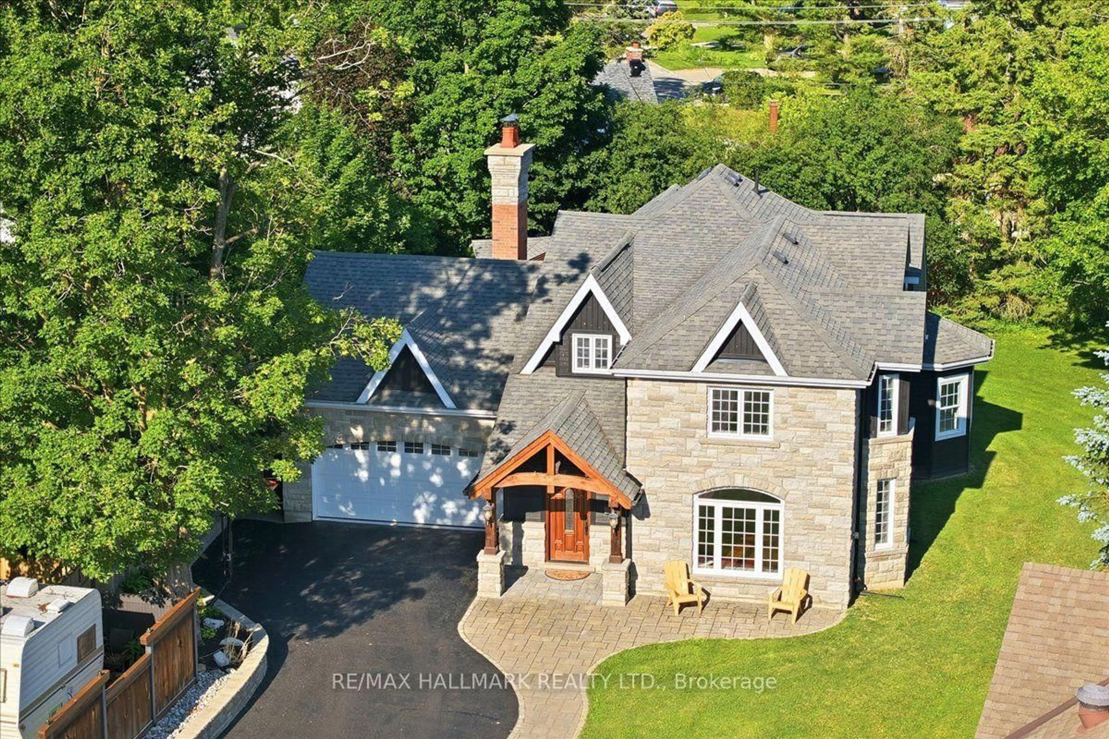 A pic from outside/outdoor area/front of a property/back of a property/a pic from drone, unknown for 105 Duckworth St, Barrie Ontario L4M 3V9