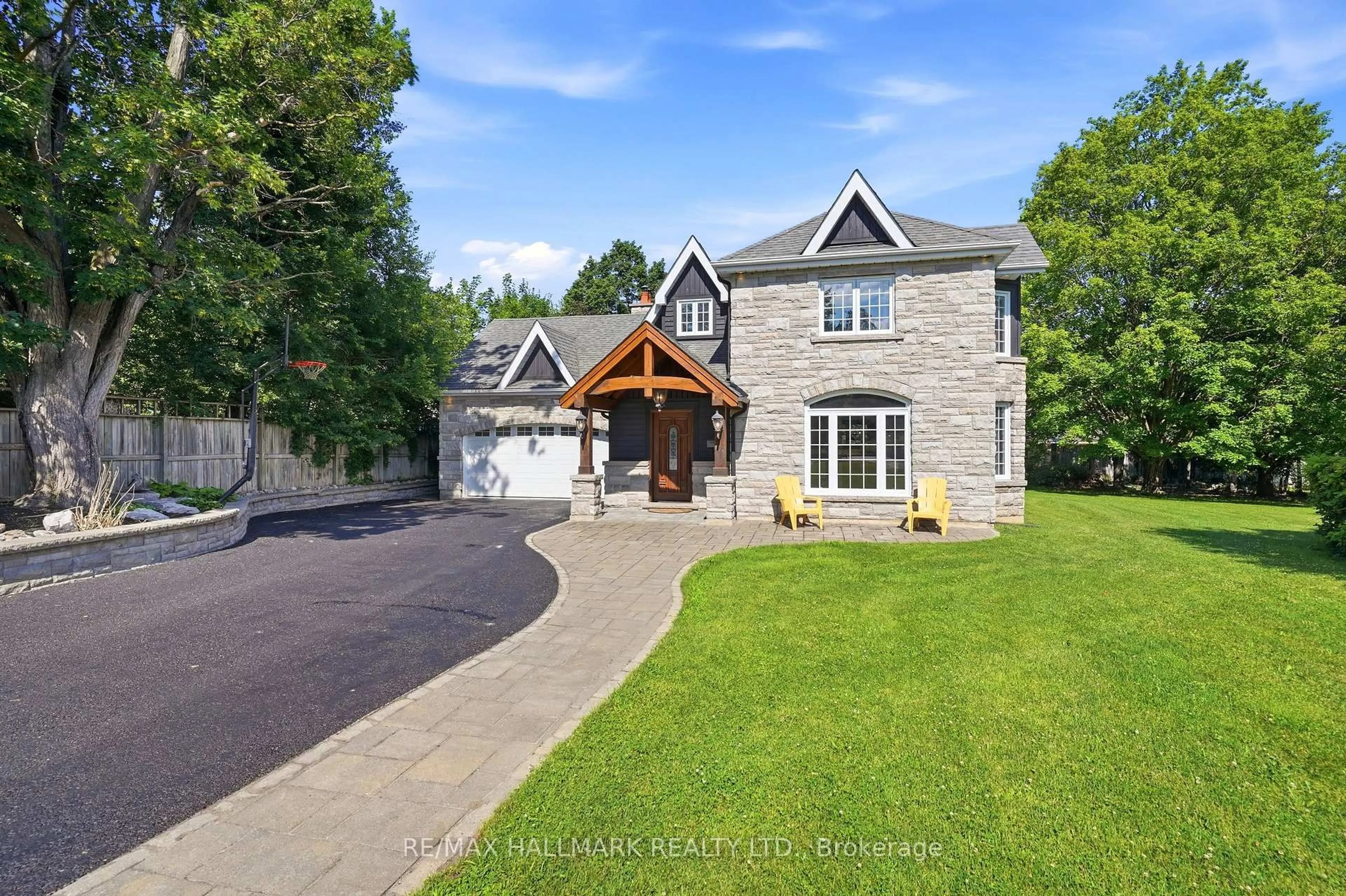 Unknown for 105 Duckworth St, Barrie Ontario L4M 3V9