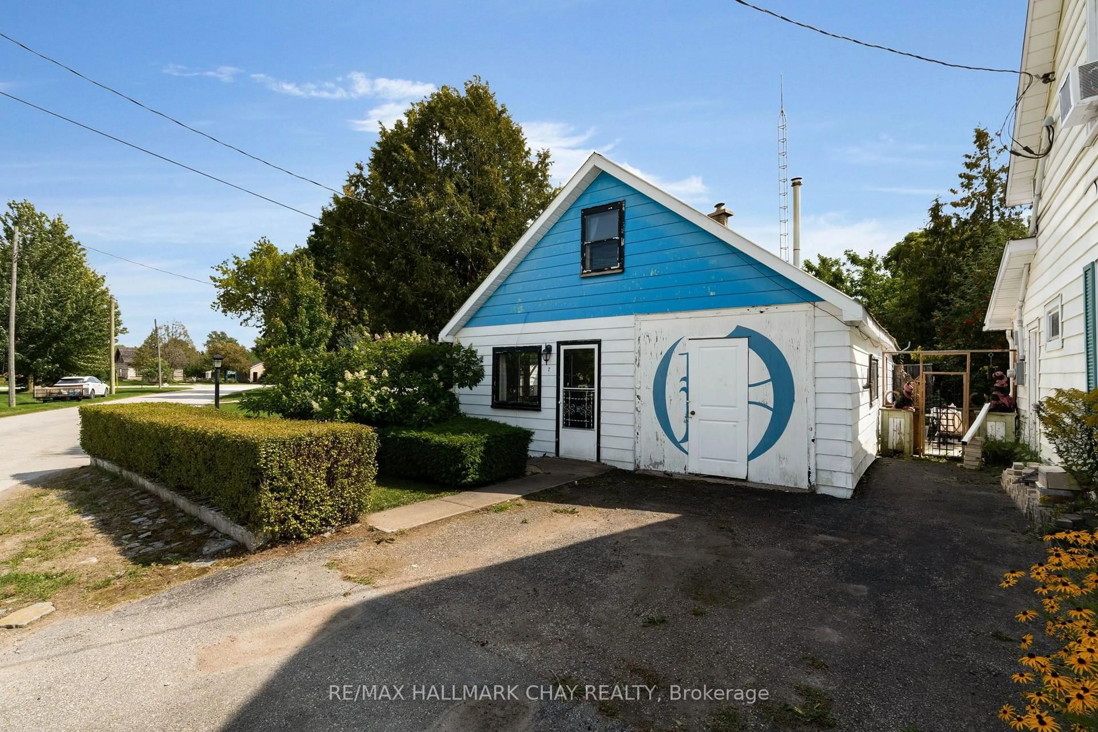 A pic from outside/outdoor area/front of a property/back of a property/a pic from drone, unknown for 7 Caroline St, Clearview Ontario L0M 1G0