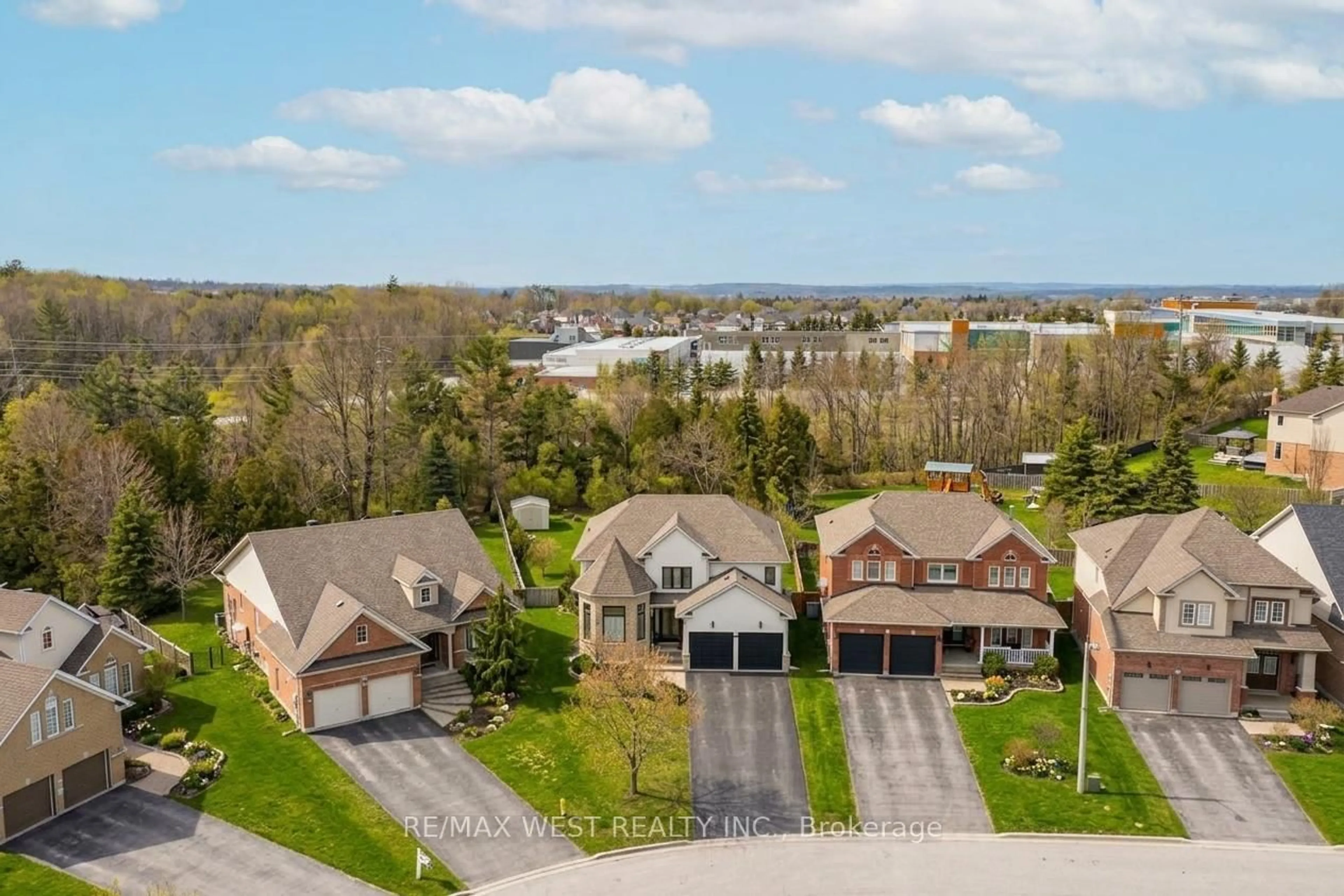 A pic from outside/outdoor area/front of a property/back of a property/a pic from drone, water/lake/river/ocean view for 90 Birkhall Pl, Barrie Ontario L4N 0K2