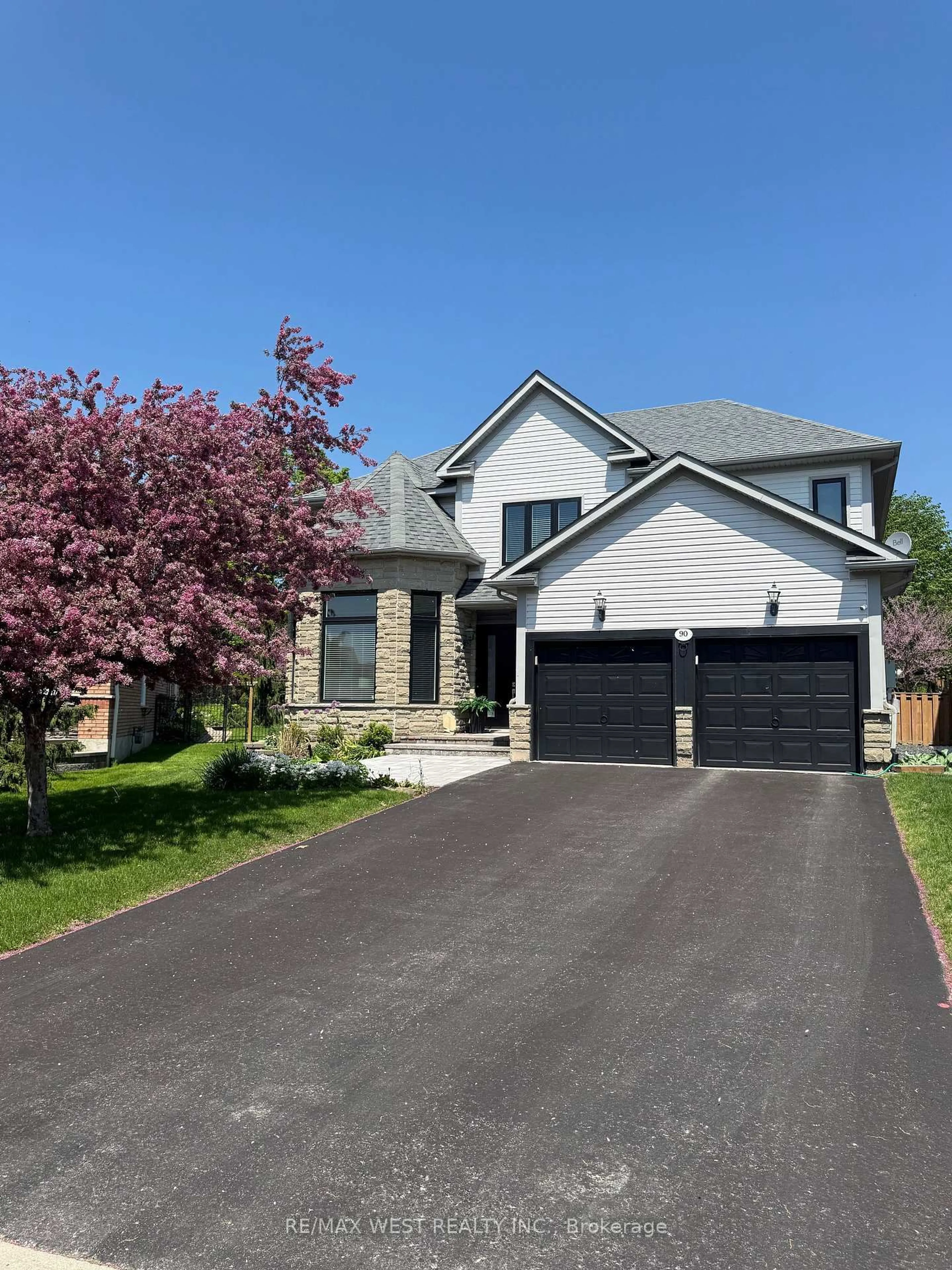 Home with vinyl exterior material, street for 90 Birkhall Pl, Barrie Ontario L4N 0K2