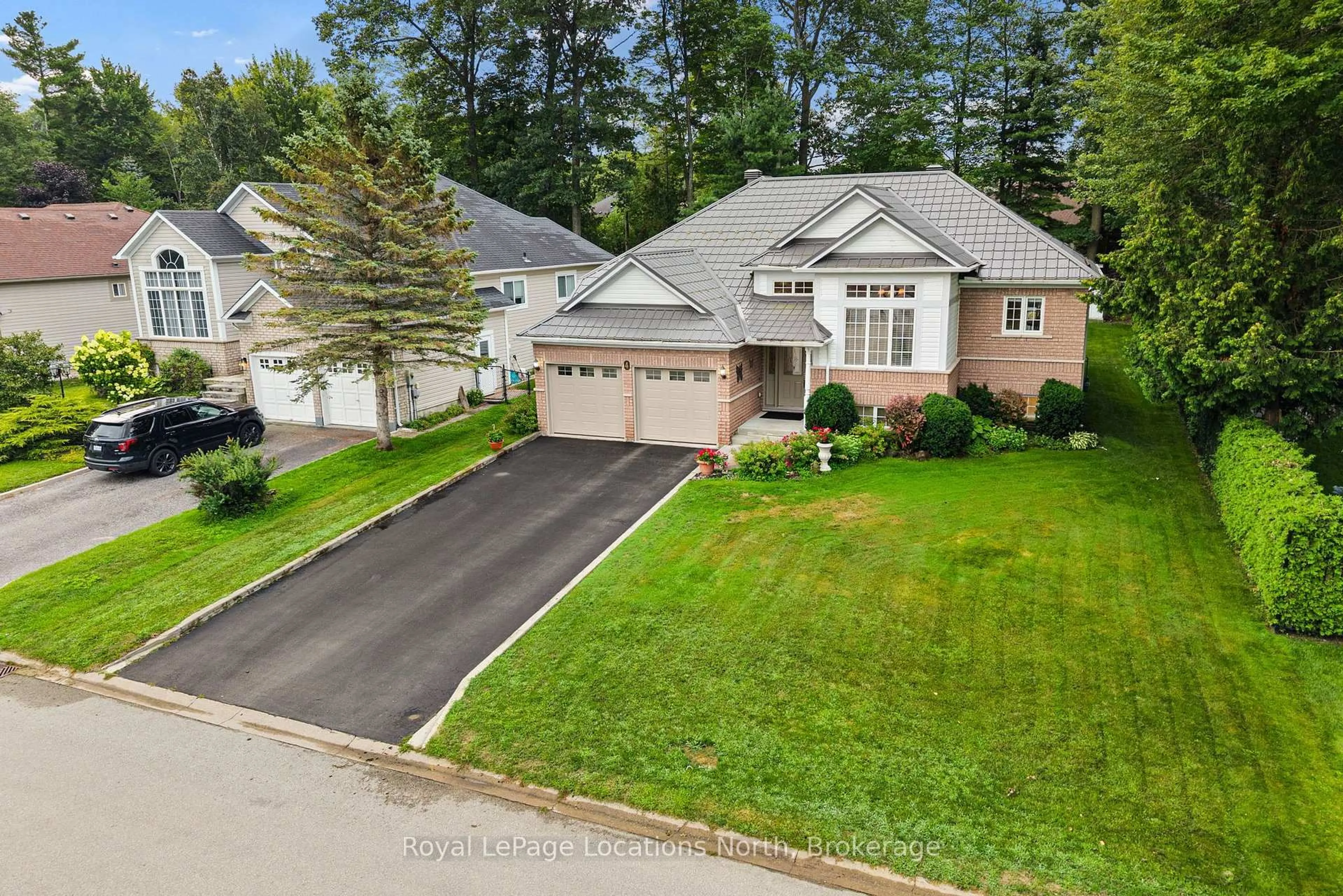 A pic from outside/outdoor area/front of a property/back of a property/a pic from drone, street for 4 TRAILWOOD Pl, Wasaga Beach Ontario L9Z 1M6