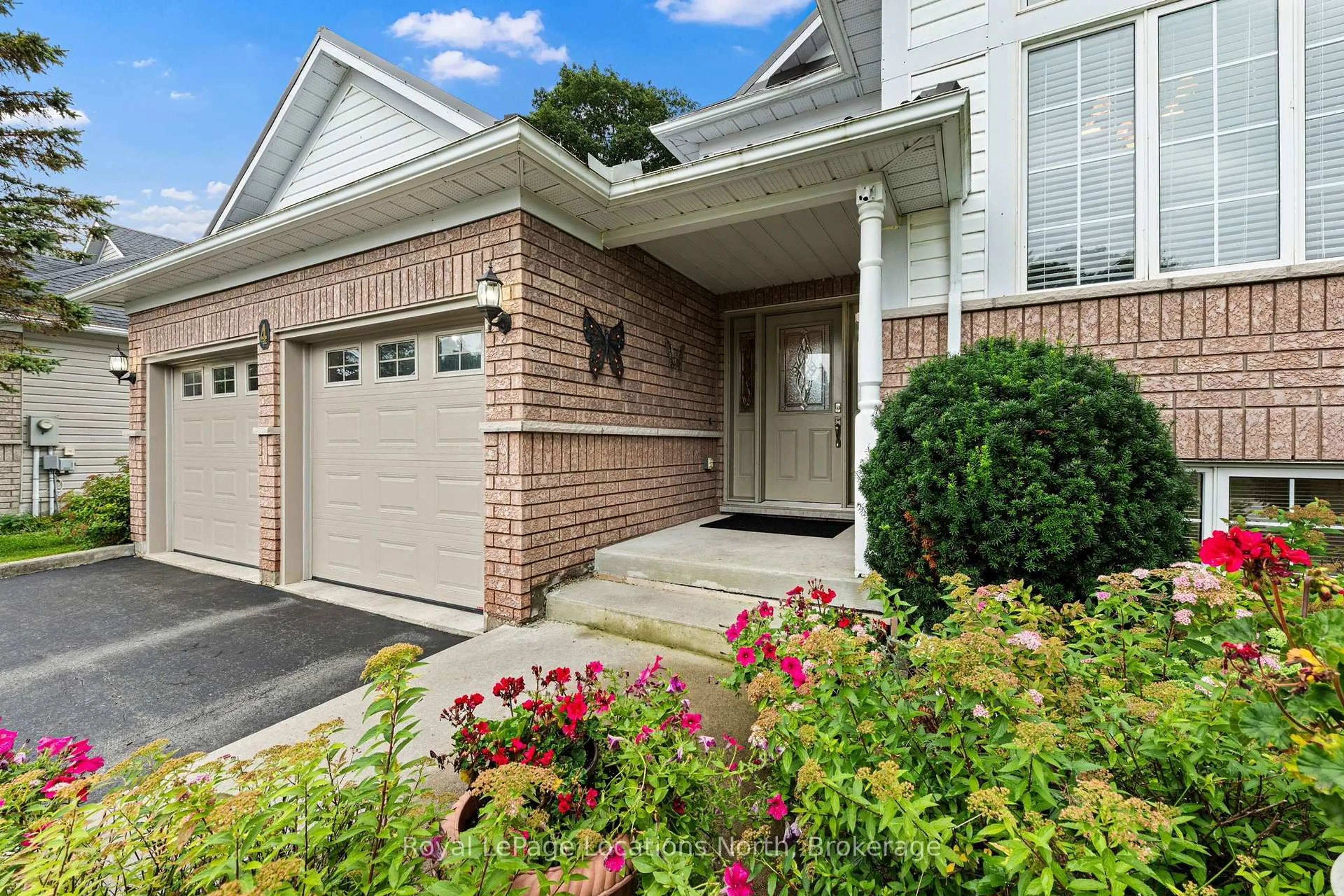 Home with brick exterior material, street for 4 TRAILWOOD Pl, Wasaga Beach Ontario L9Z 1M6