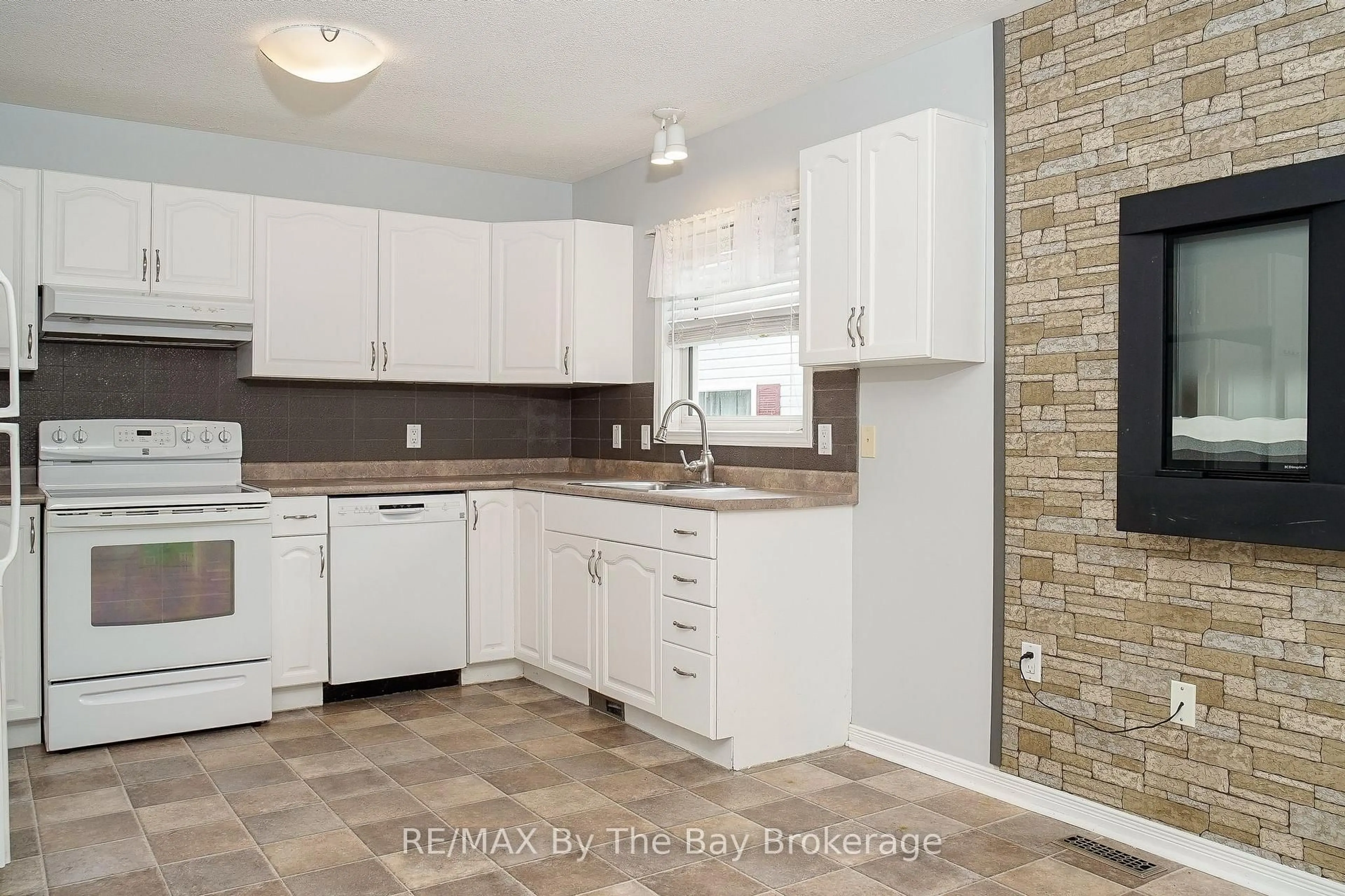 Open concept kitchen, ceramic/tile floor for 11 INDIANA Ave, Wasaga Beach Ontario L9Z 3A8