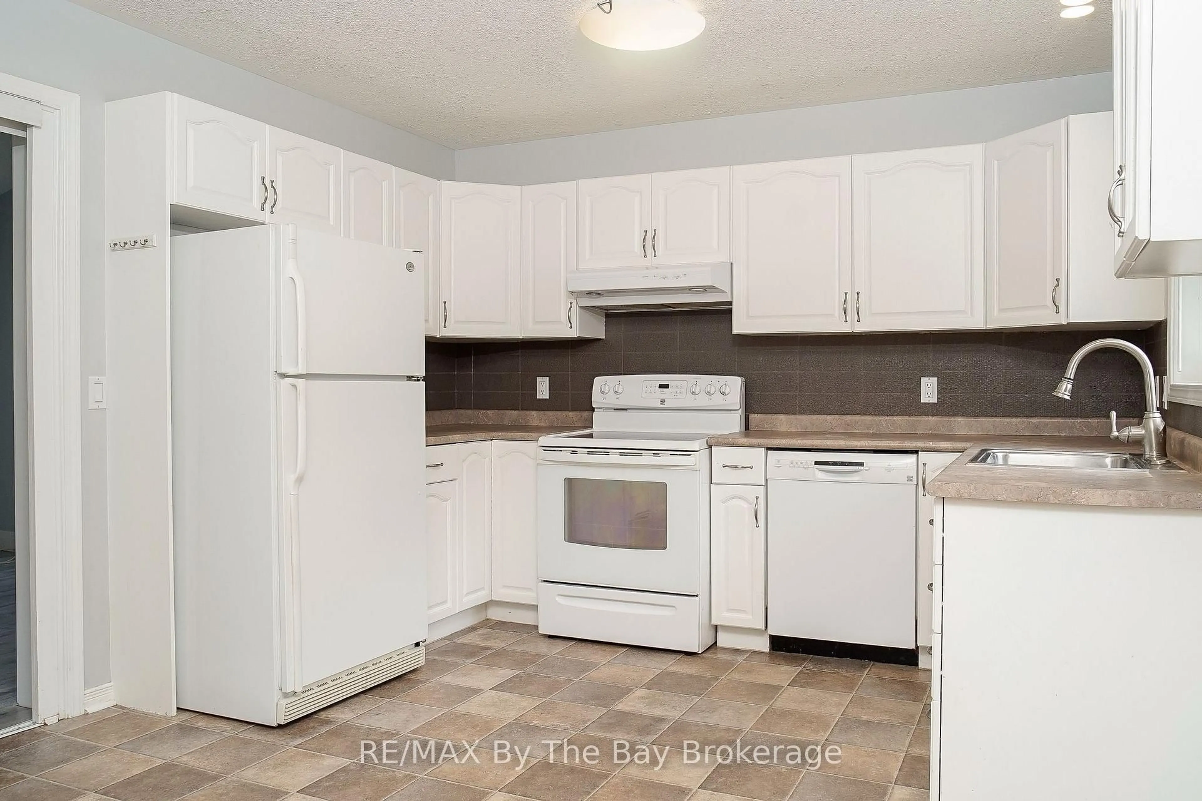 Standard kitchen, unknown for 11 INDIANA Ave, Wasaga Beach Ontario L9Z 3A8