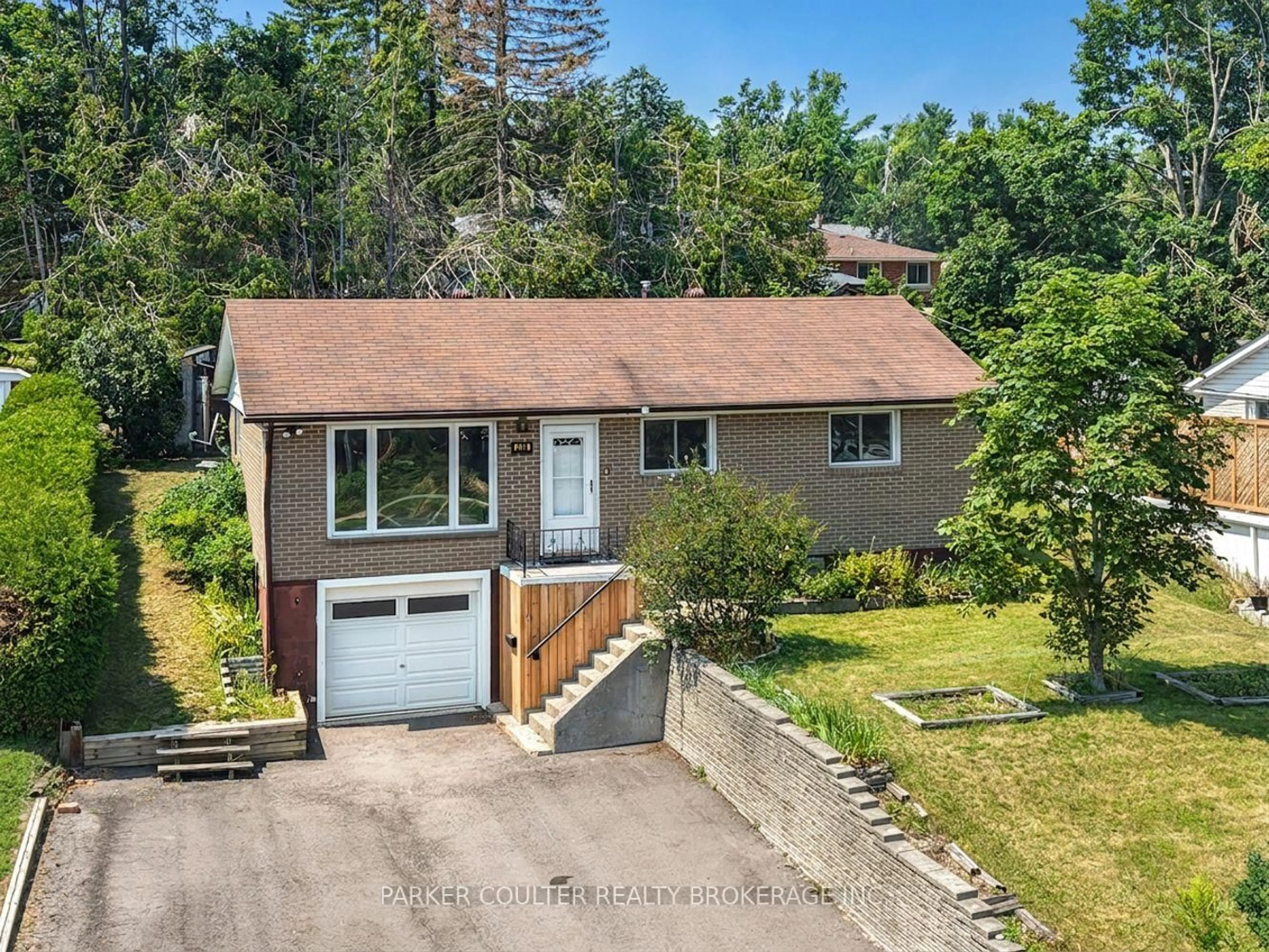 A pic from outside/outdoor area/front of a property/back of a property/a pic from drone, street for 636 Mississaga St, Orillia Ontario L3V 3C6