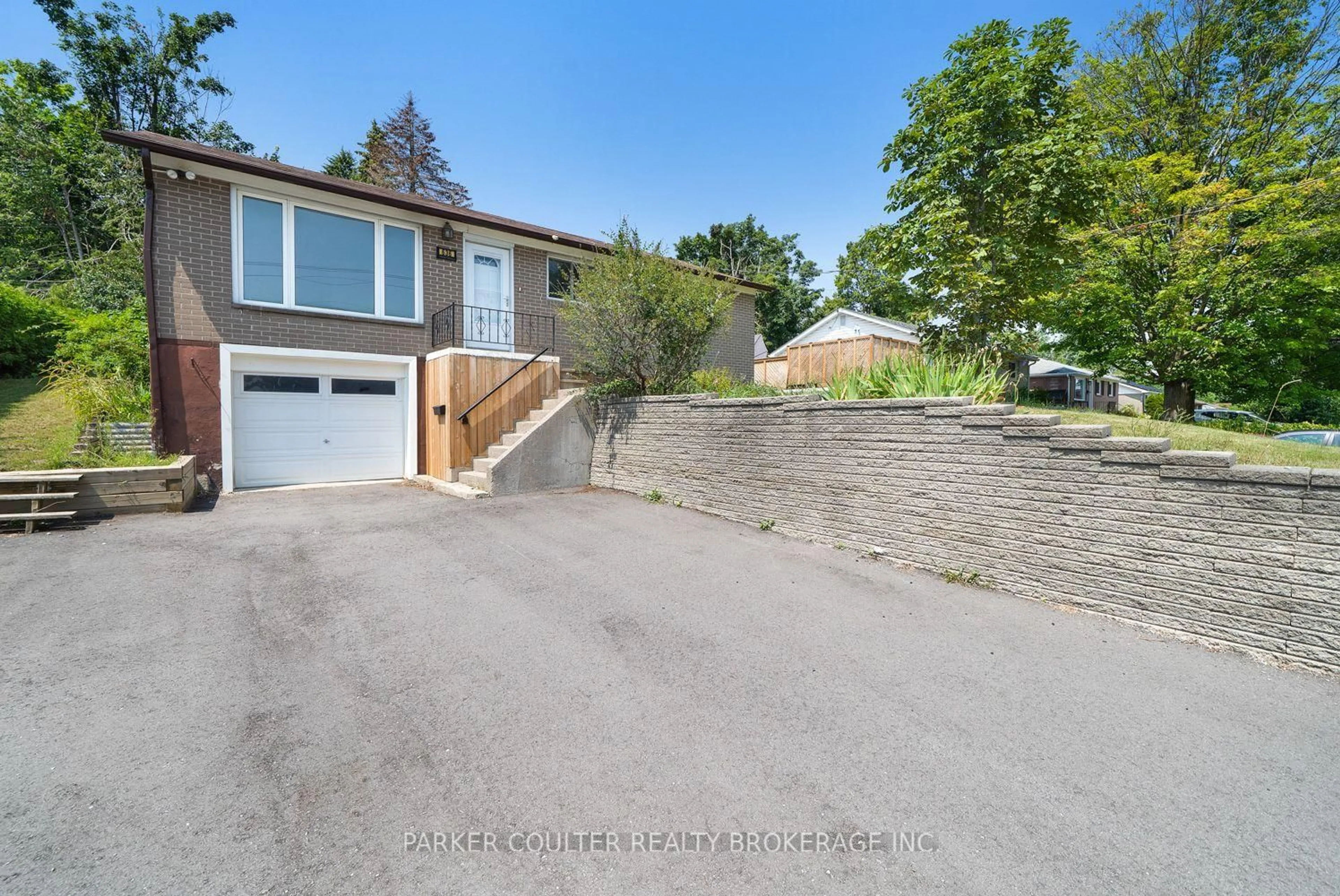 A pic from outside/outdoor area/front of a property/back of a property/a pic from drone, street for 636 Mississaga St, Orillia Ontario L3V 3C6
