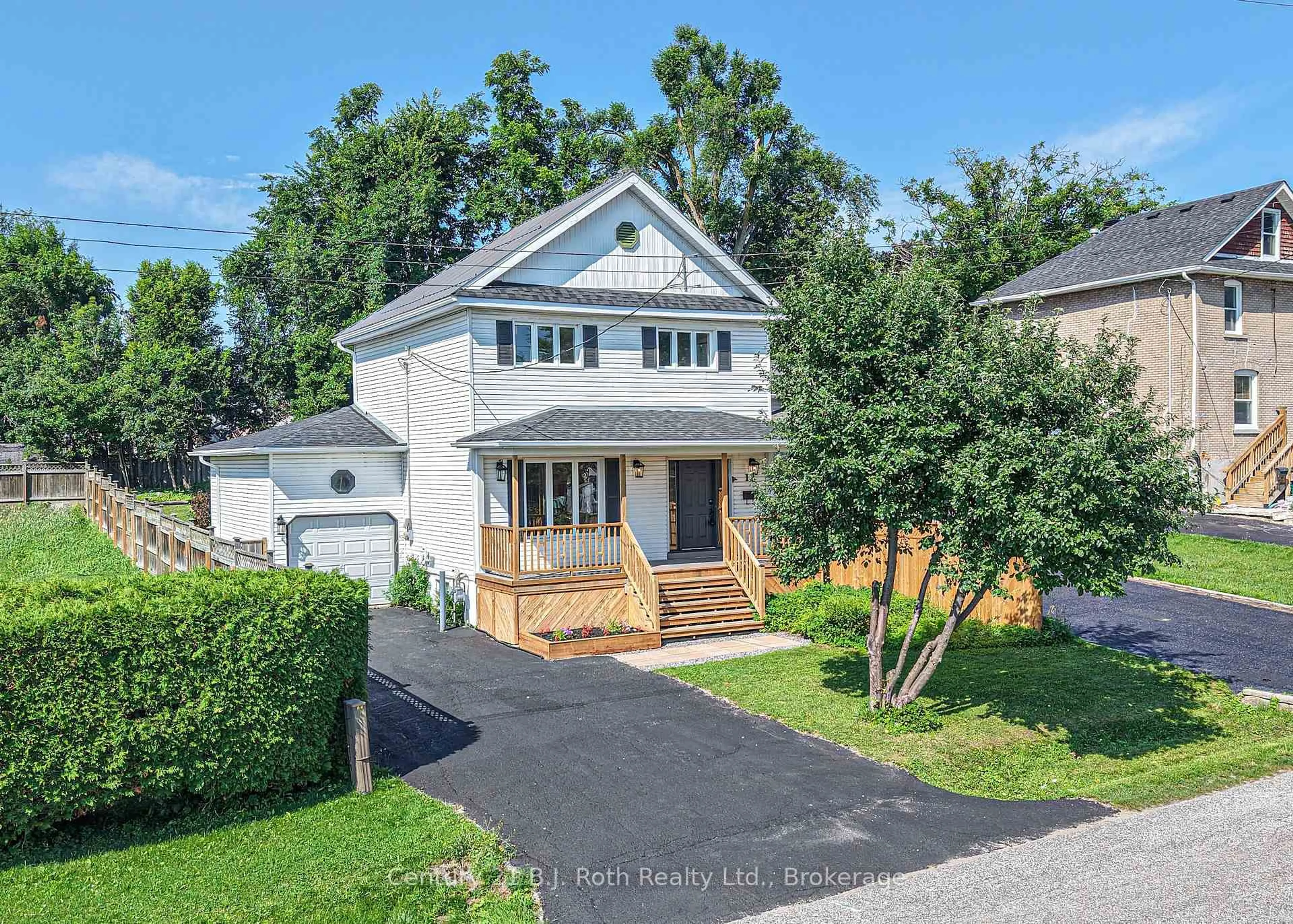 A pic from outside/outdoor area/front of a property/back of a property/a pic from drone, street for 12 Clinton St, Orillia Ontario L3V 6A1