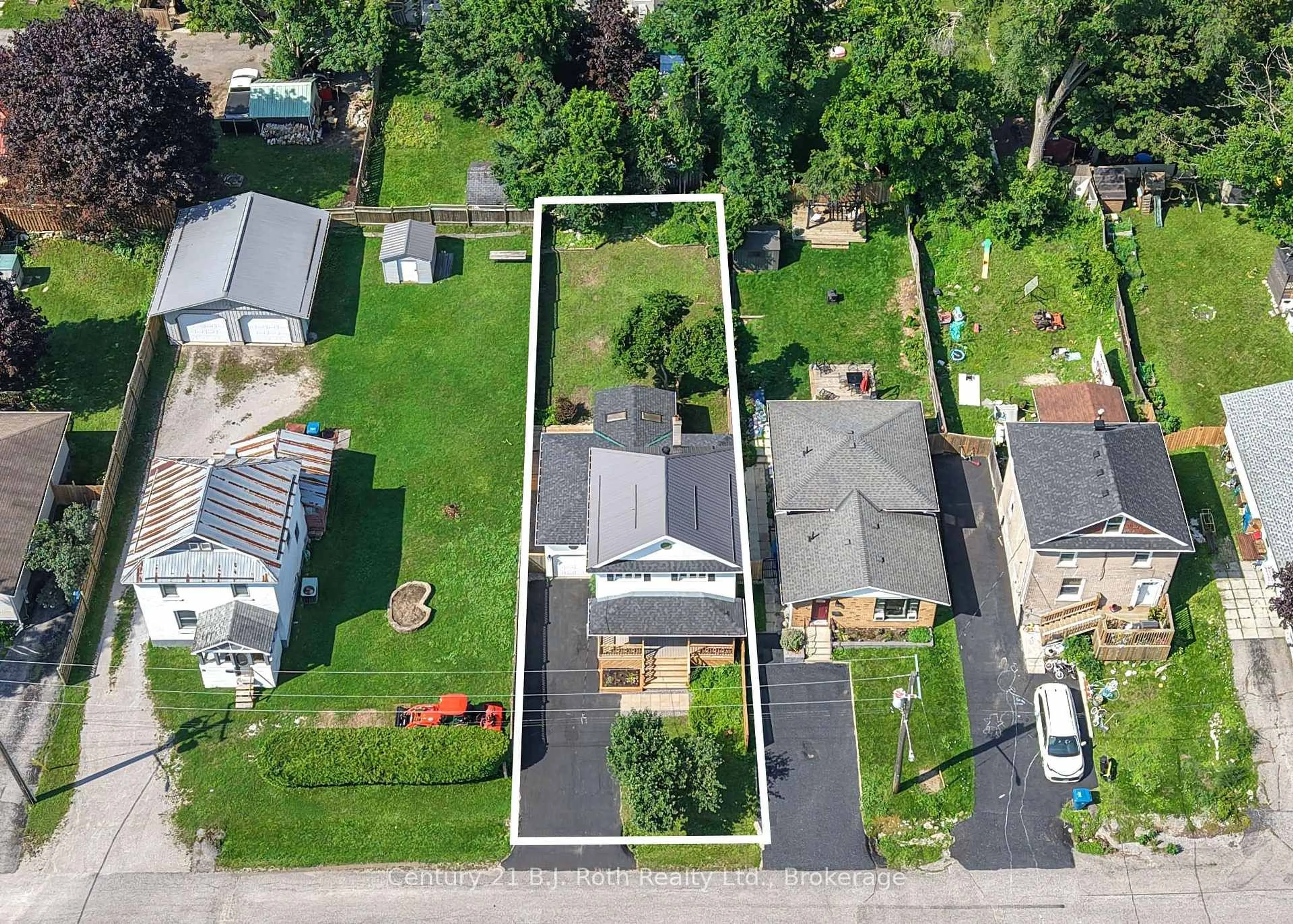 A pic from outside/outdoor area/front of a property/back of a property/a pic from drone, street for 12 Clinton St, Orillia Ontario L3V 6A1